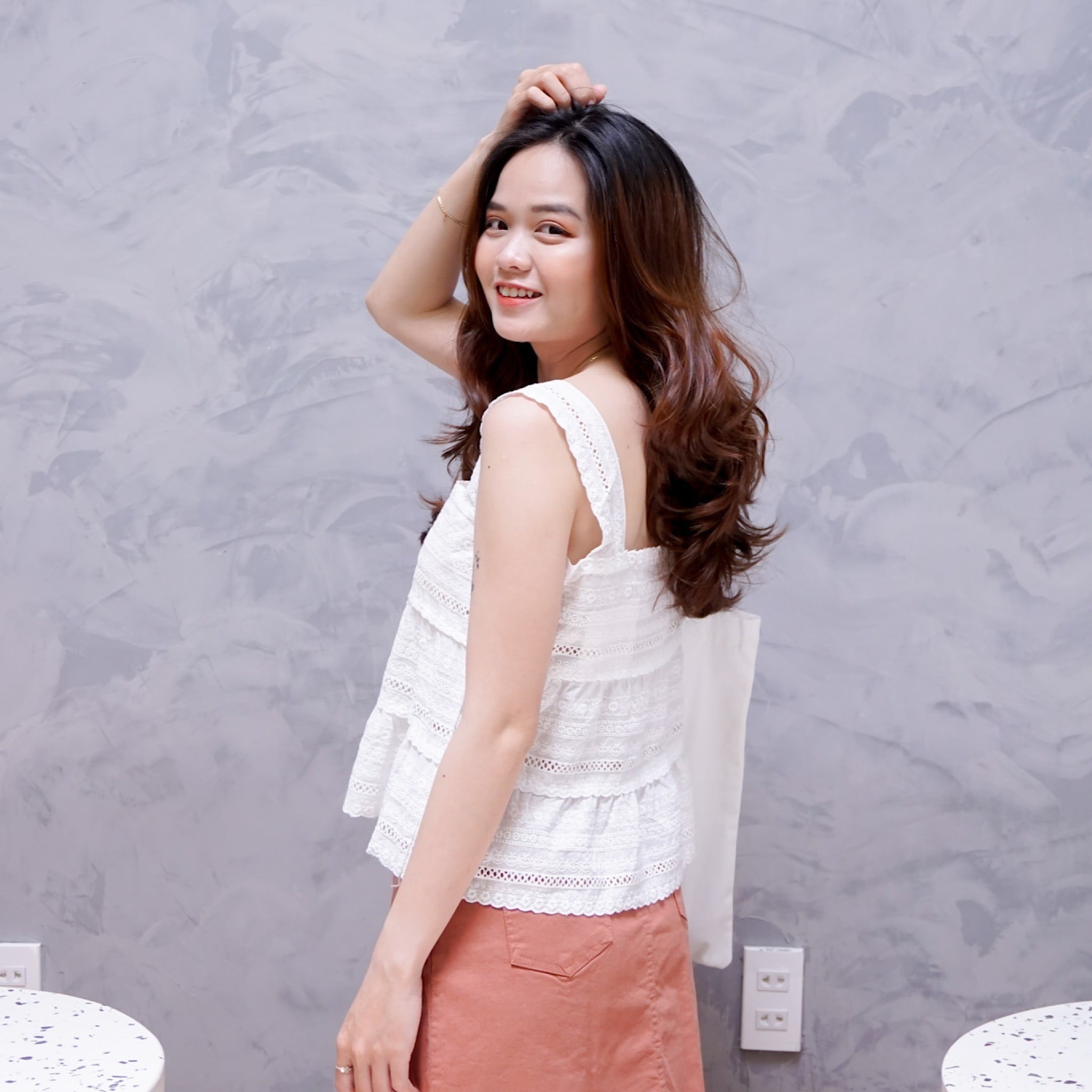 Tanktop kiểu ren, 2 dây bản to dễ thấy nhất
