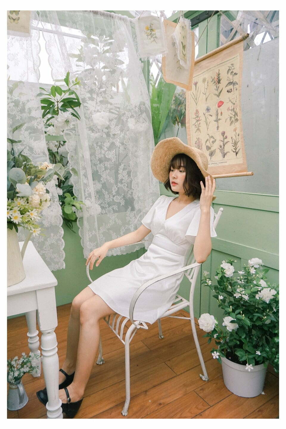 Người ta luôn cho rằng đi tiệc cưới là phải lộng lộn, nhưng lồng lộn quá thì thành "ơ kìa, lố quá". Cho nên đơn giản nhưng không tầm thường như váy trắng trong hình cũng ngon nghẽ