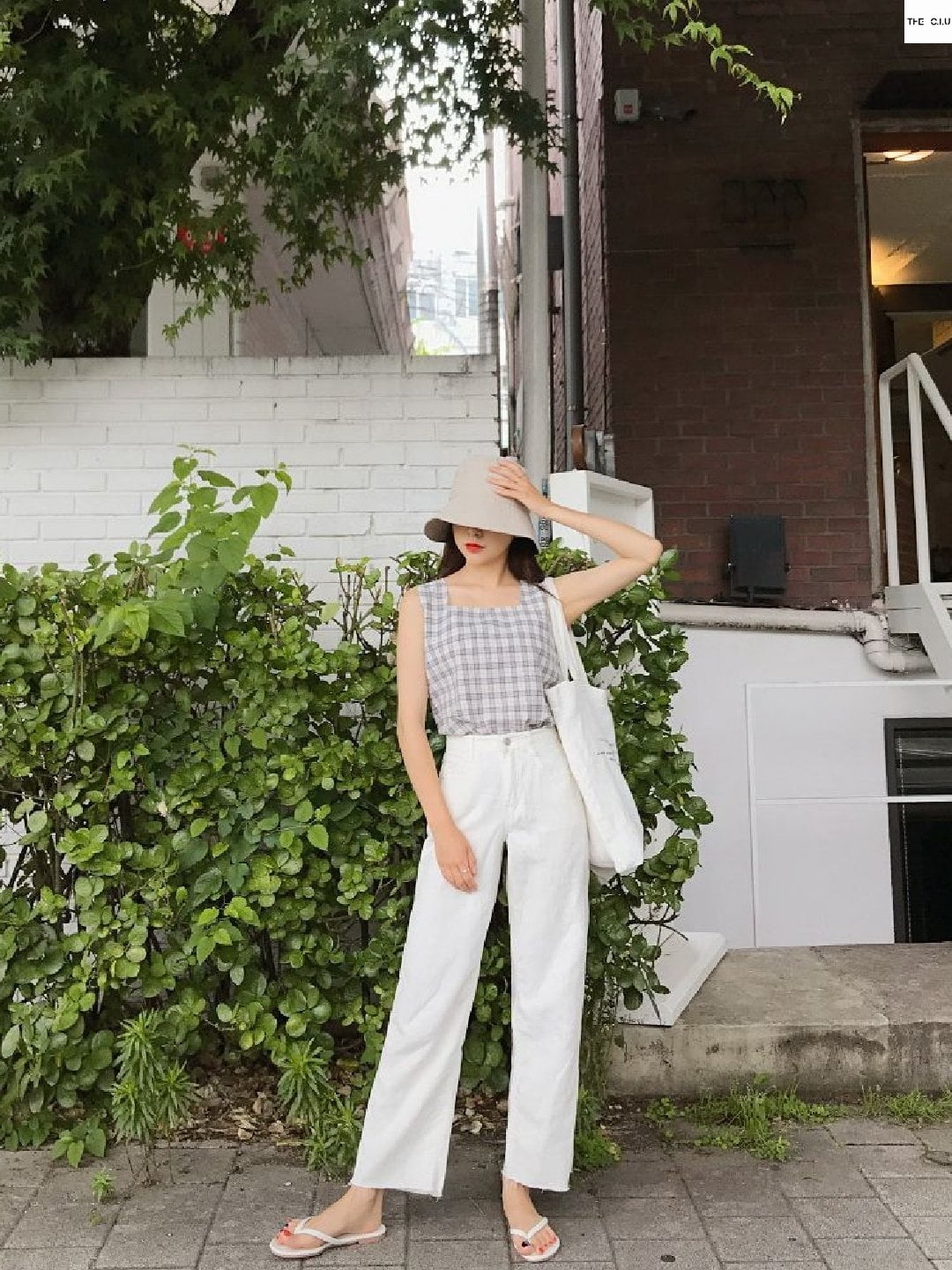 Các mẫu áo này đơn giản thì áo phông oversize cũng thế, nhưng tạm quên chúng một vài hôm, mix match với chiếc áo sát nách mới lạ, trông bạn ưng mắt khác hẳn ngày thường ngay ấy chứ!