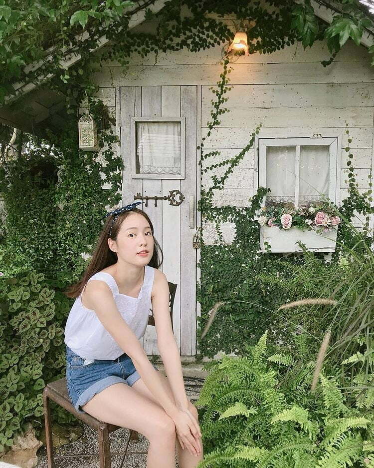 Chẳng lo suy nghĩ mai mặc đồ gì, đáp án nhanh nhất cho những ngày trời đẹp, nắng dịu nhẹ thì còn gì hợp bằng.