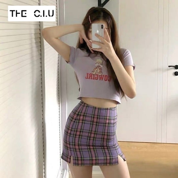Phối chân váy với áo croptop trẻ trung