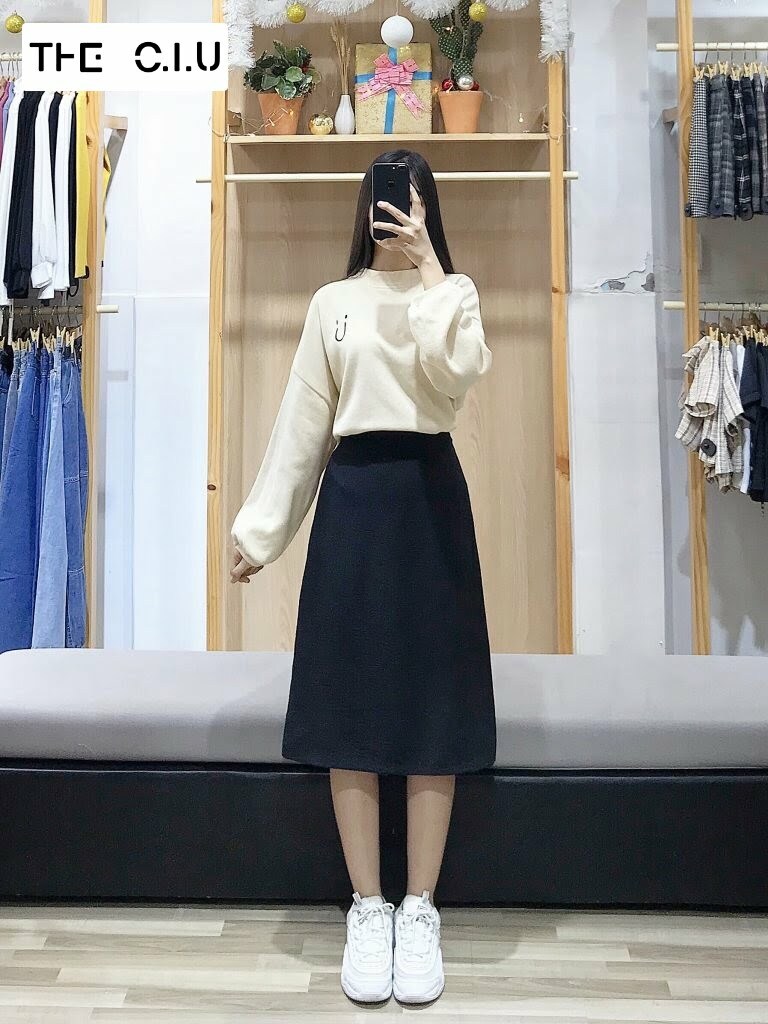 Một chiếc váy màu đen cho buổi đi chơi nhẹ nhàng