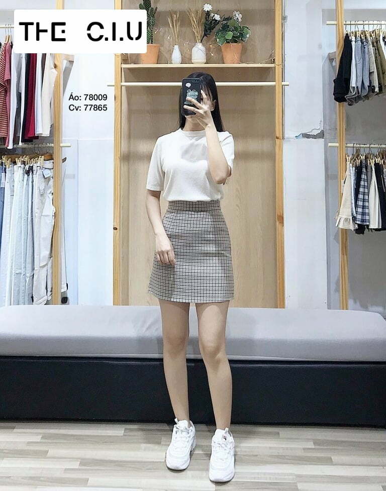 Combo chân váy cùng áo thun năng động