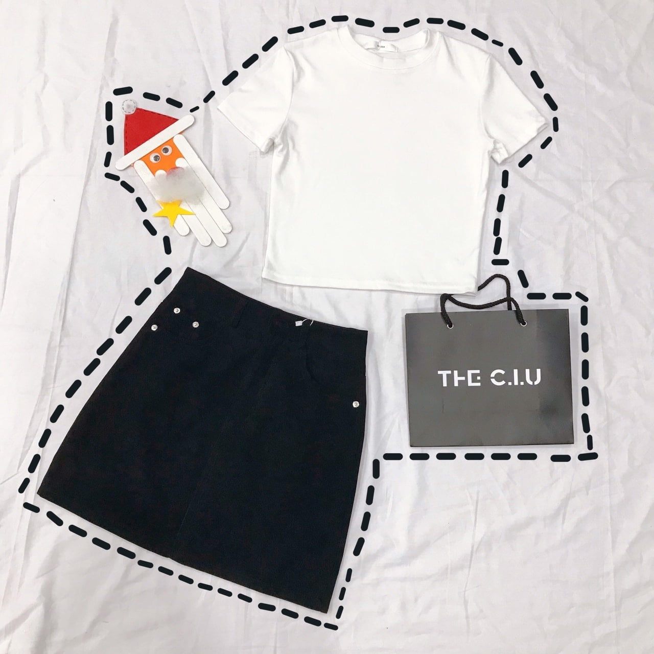 Chân váy đen với croptop 