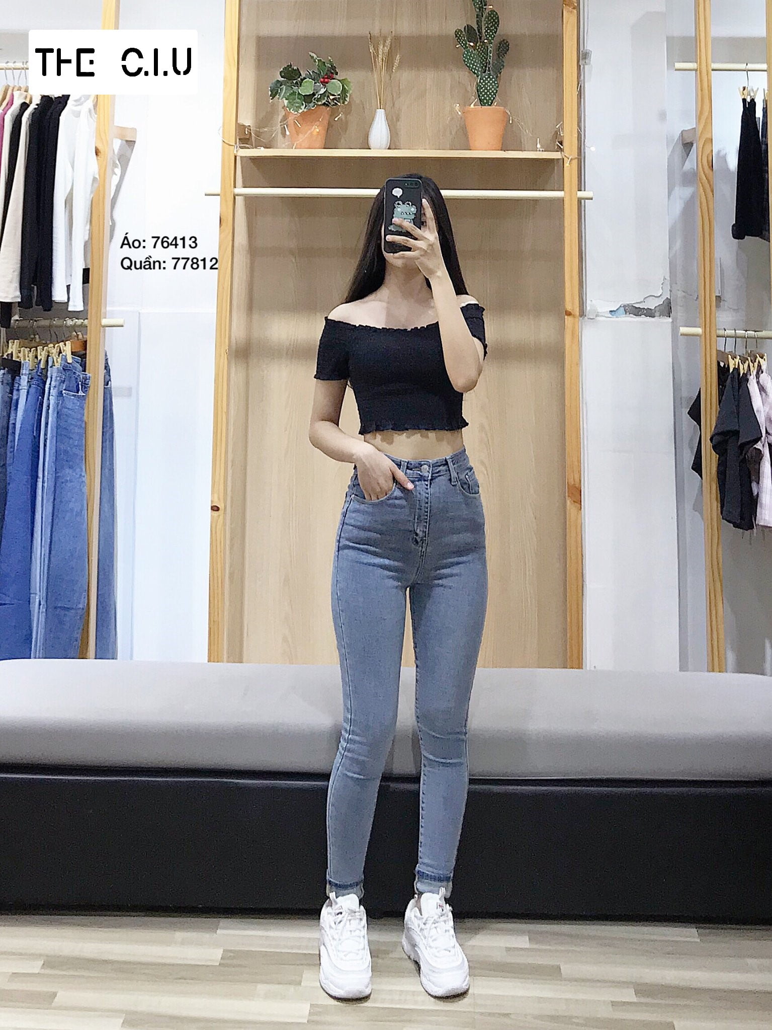 Quần jean ôm + áo croptop là một sự kết hợp hoàn hảo, nhưng bạn vẫn có thể thay croptop bằng áo thun hay sweater/hoodie để che đi khuyết điểm (nếu có) ở vùng bụng. Hoặc đơn giản là vì muốn thay đổi phong cách dễ thương hơn nhưng vẫn không kém cuốn hút. 