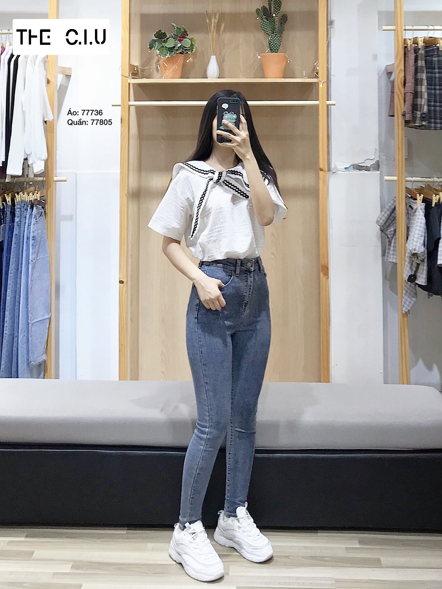 Phối quần jean ôm với một chiếc áo đơn giản và đôi giày cùng màu thôi cũng có thể khiến bạn thật nổi bật.