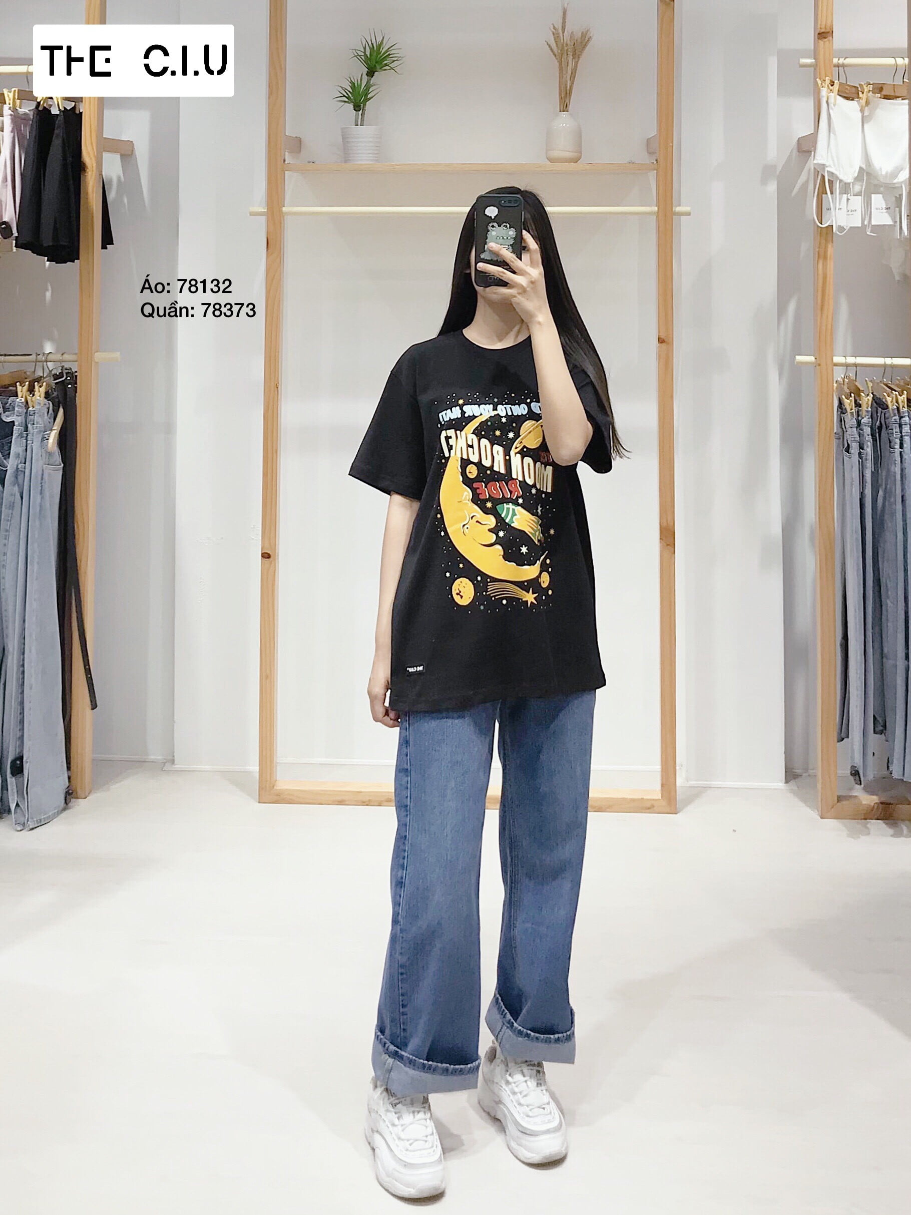 Hoá thân thành cô nàng năng động cá tính khi phối quần jean ống rộng với áo thun unisex.