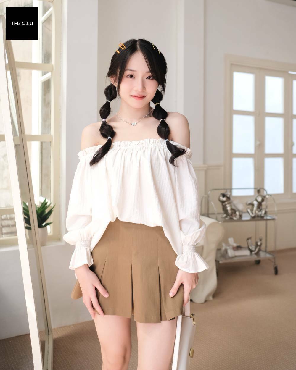 Áo bẹt vai phối bèo đi cùng váy ngắn đầy thu hút