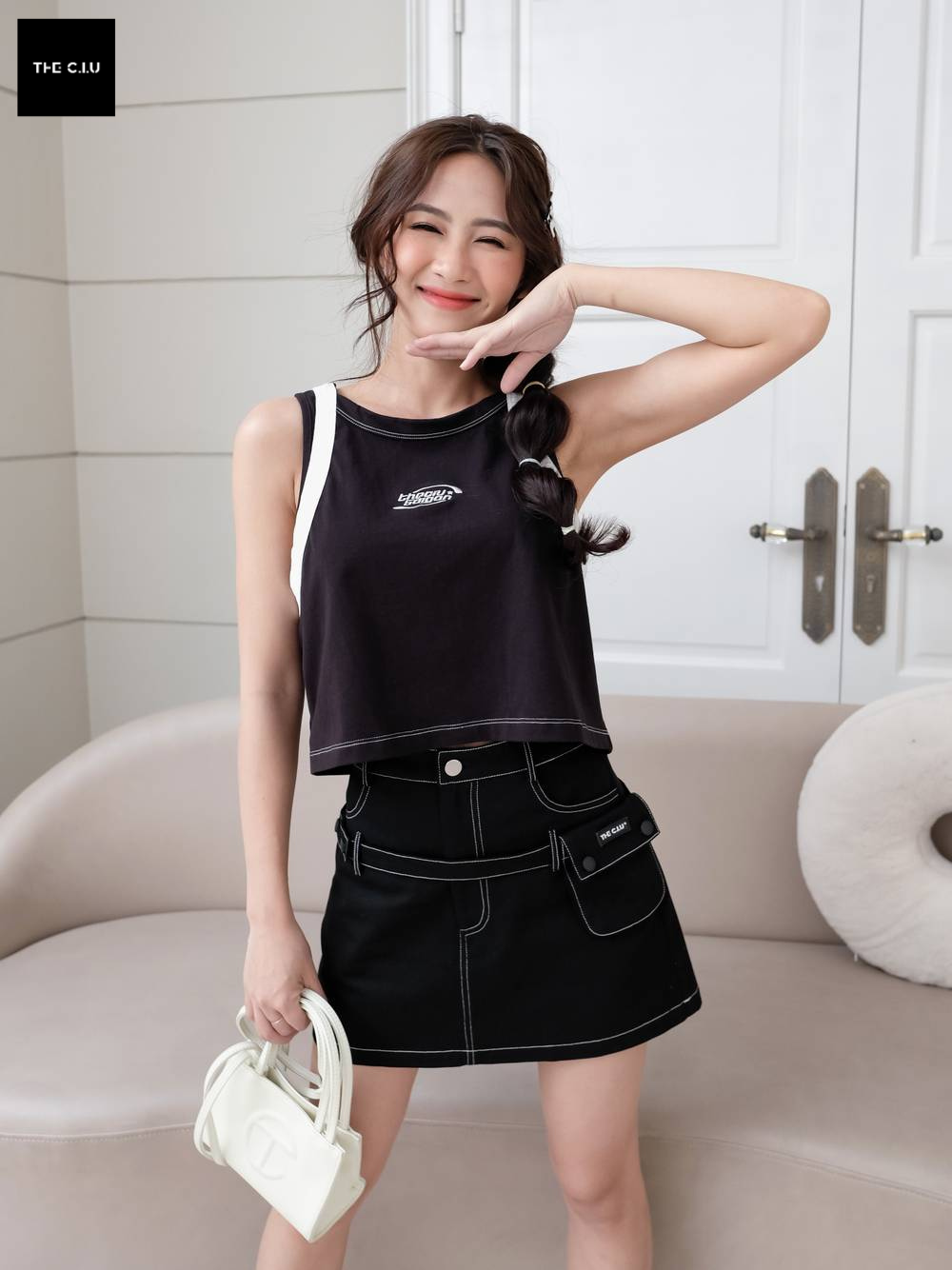 Mix tanktop cùng chân váy chữ A giúp nàng thêm phần trẻ trung, năng động 