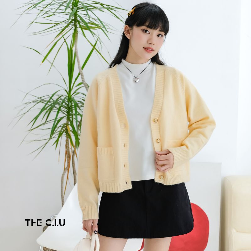 Phối đồ đi Đà Lạt với áo cardigan và chân váy ngắn