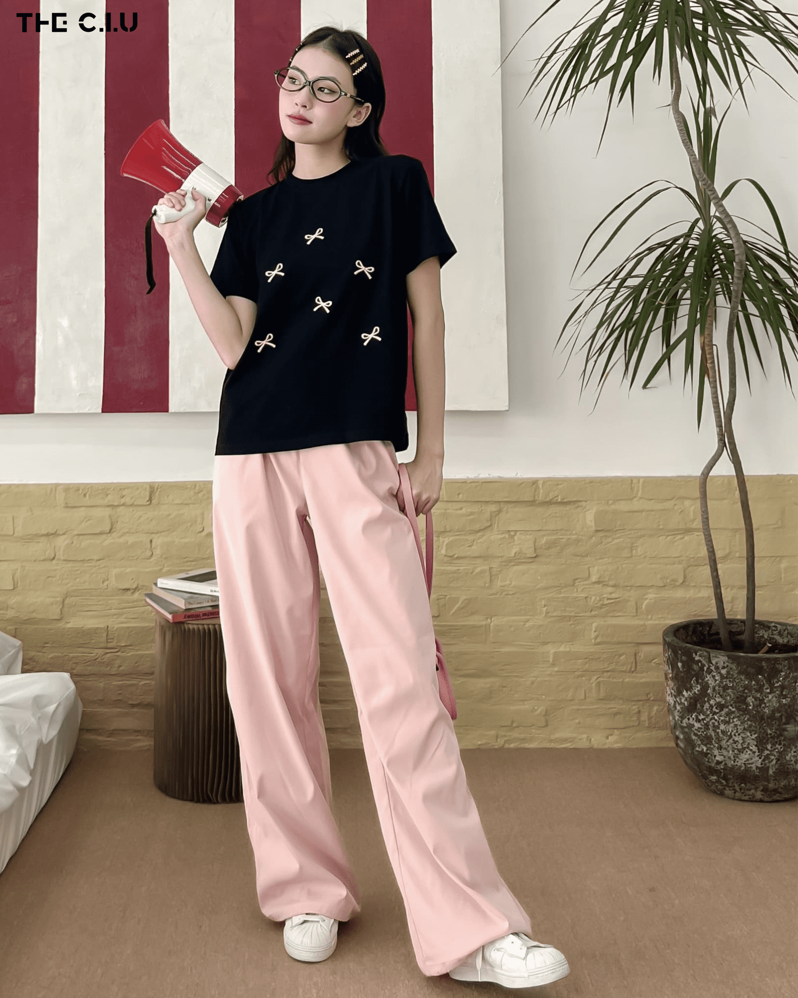 Cùng THE C.I.U tìm hiểu cách phối đồ với áo unisex cho nữ đa dạng che khuyết điểm lùn, chân to với phụ kiện thời trang trong bài viết nhé! Cùng THE C.I.U tìm hiểu cách phối đồ với áo unisex cho nữ đa dạng che khuyết điểm lùn, chân to với phụ kiện thời trang trong bài viết nhé!