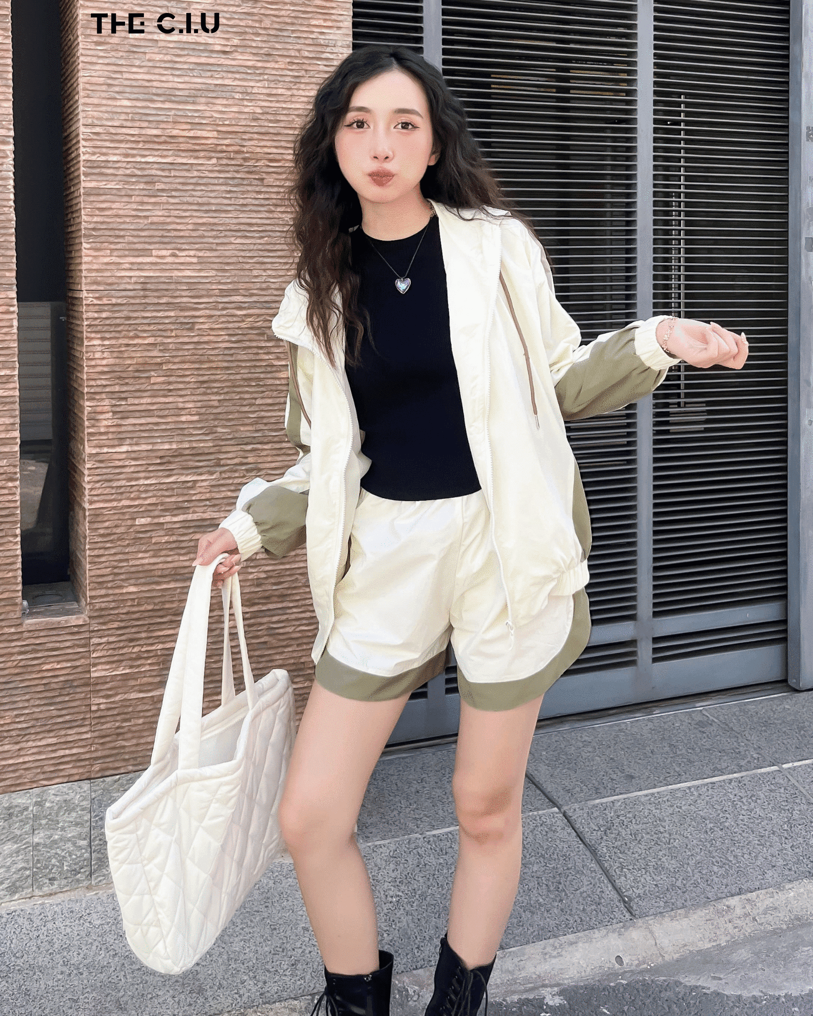 Cùng THE C.I.U tìm hiểu về top các mẫu áo khoác may có đai chống tia UV, chống nước basic xịn trong bài viết này nhé! Cùng THE C.I.U tìm hiểu về top các mẫu áo khoác may có đai chống tia UV, chống nước basic xịn trong bài viết này nhé!