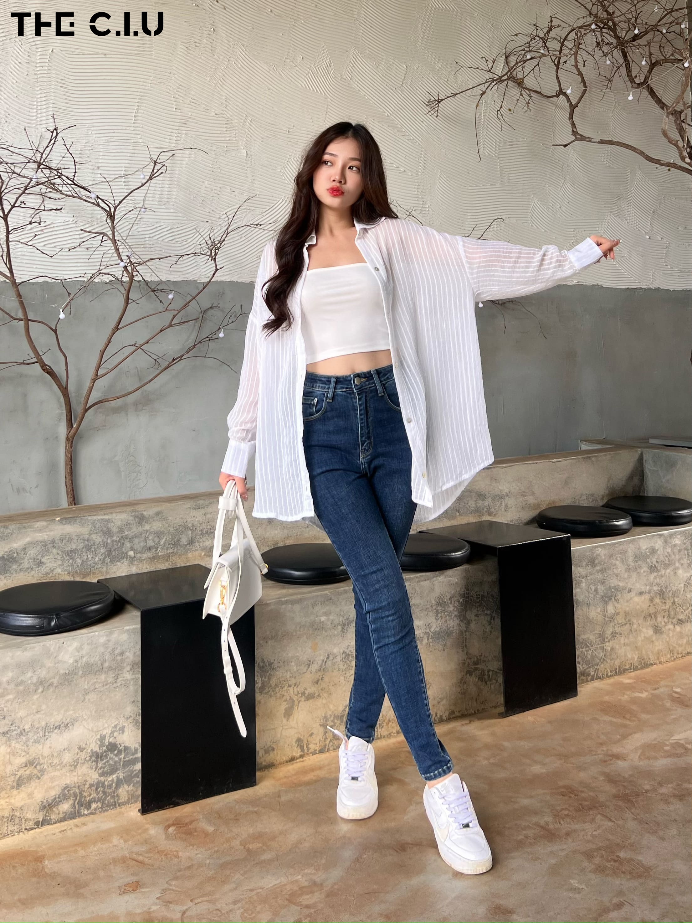 Phối áo hai dây và áo sơ mi oversize