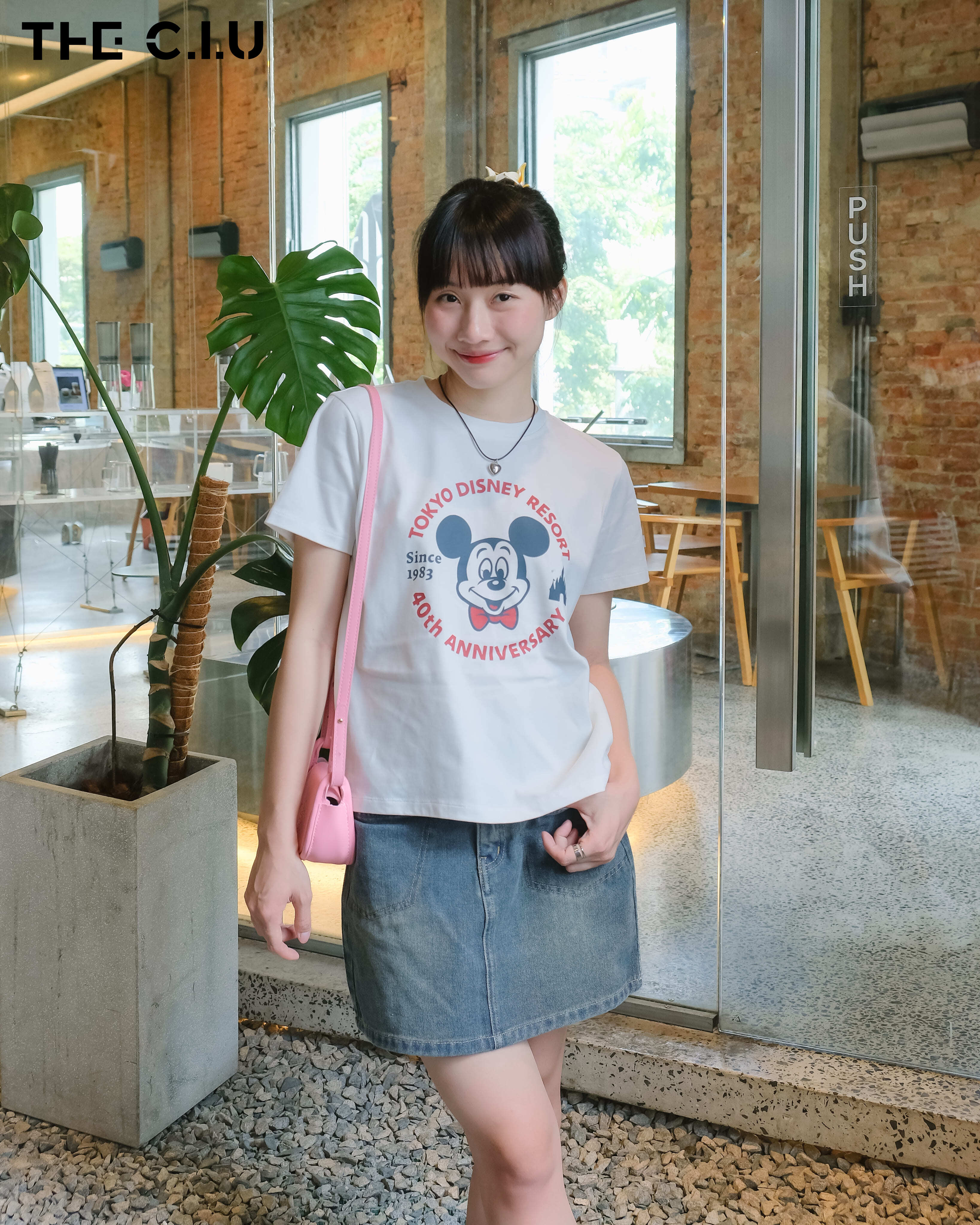 Chính vì sự thoải mái, linh hoạt và đa dạng trong kiểu dáng, chiếc áo thun này trở thành lựa chọn lý tưởng cho các outfit mùa hè