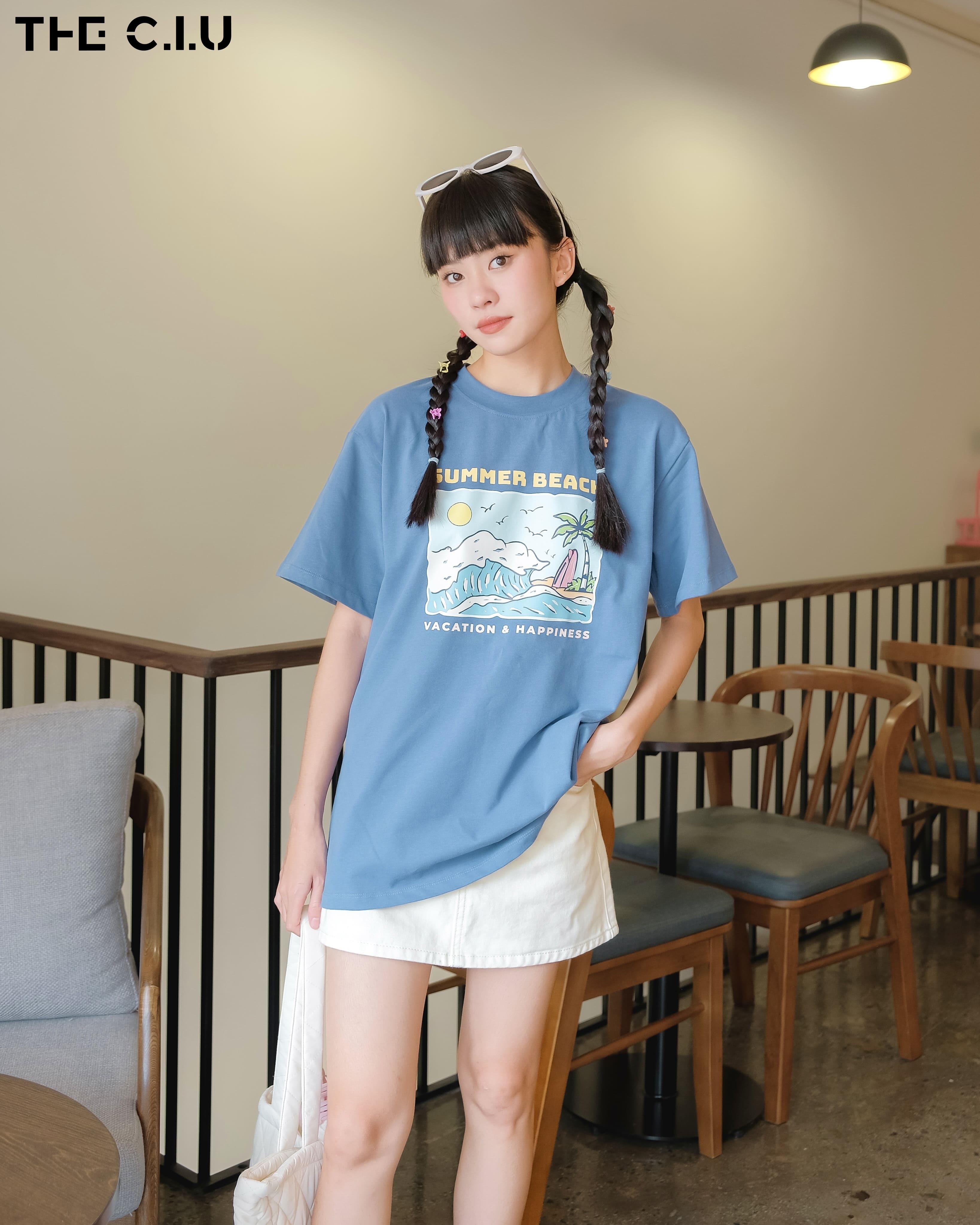 Phối áo thun và chân váy ngắn
