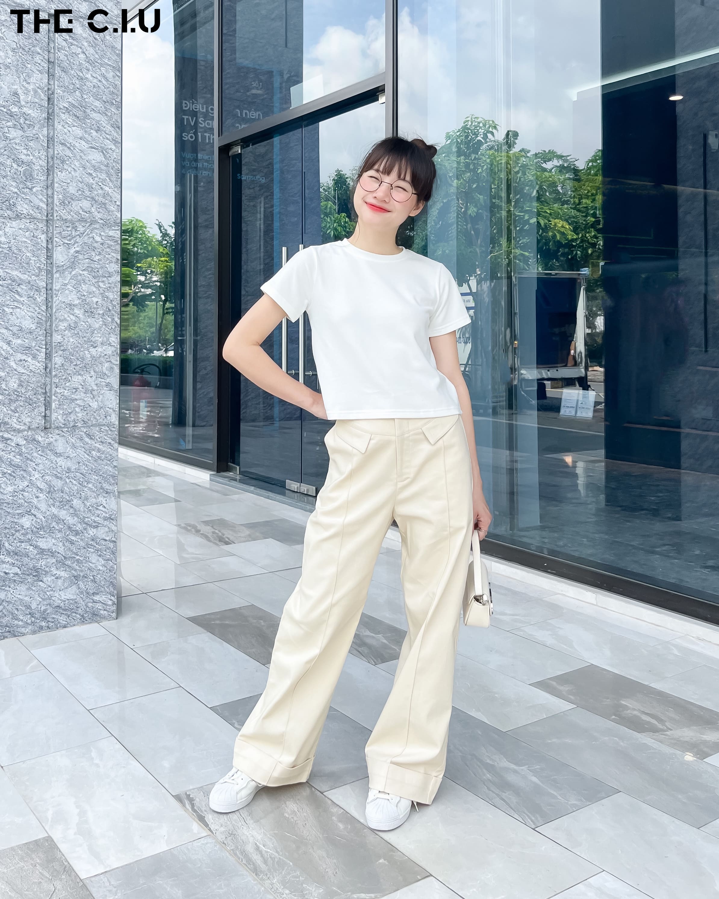 Hãy nhờ nhân viên tư vấn chọn size quần kaki phù hợp với bạn