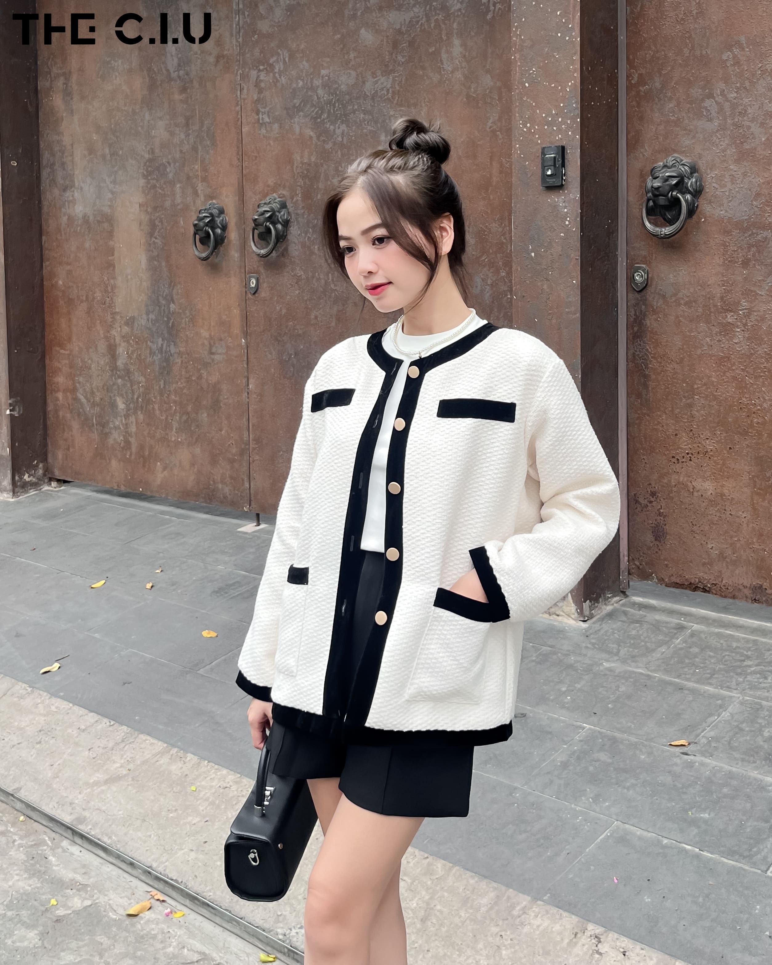 Khi mặc thử áo khoác bạn hãy chú ý đến chiều dài tay và lưng áo xem có vừa vặn với mình hay không