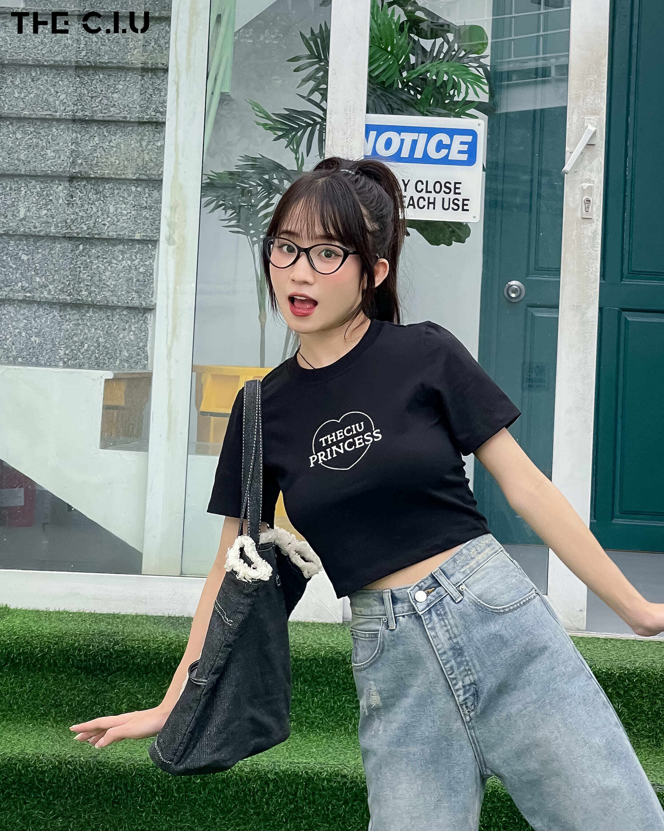 Túi xách đen mix với sét trang phục này khá đơn giản nhưng sức hút của nó không thể nào xem thường được