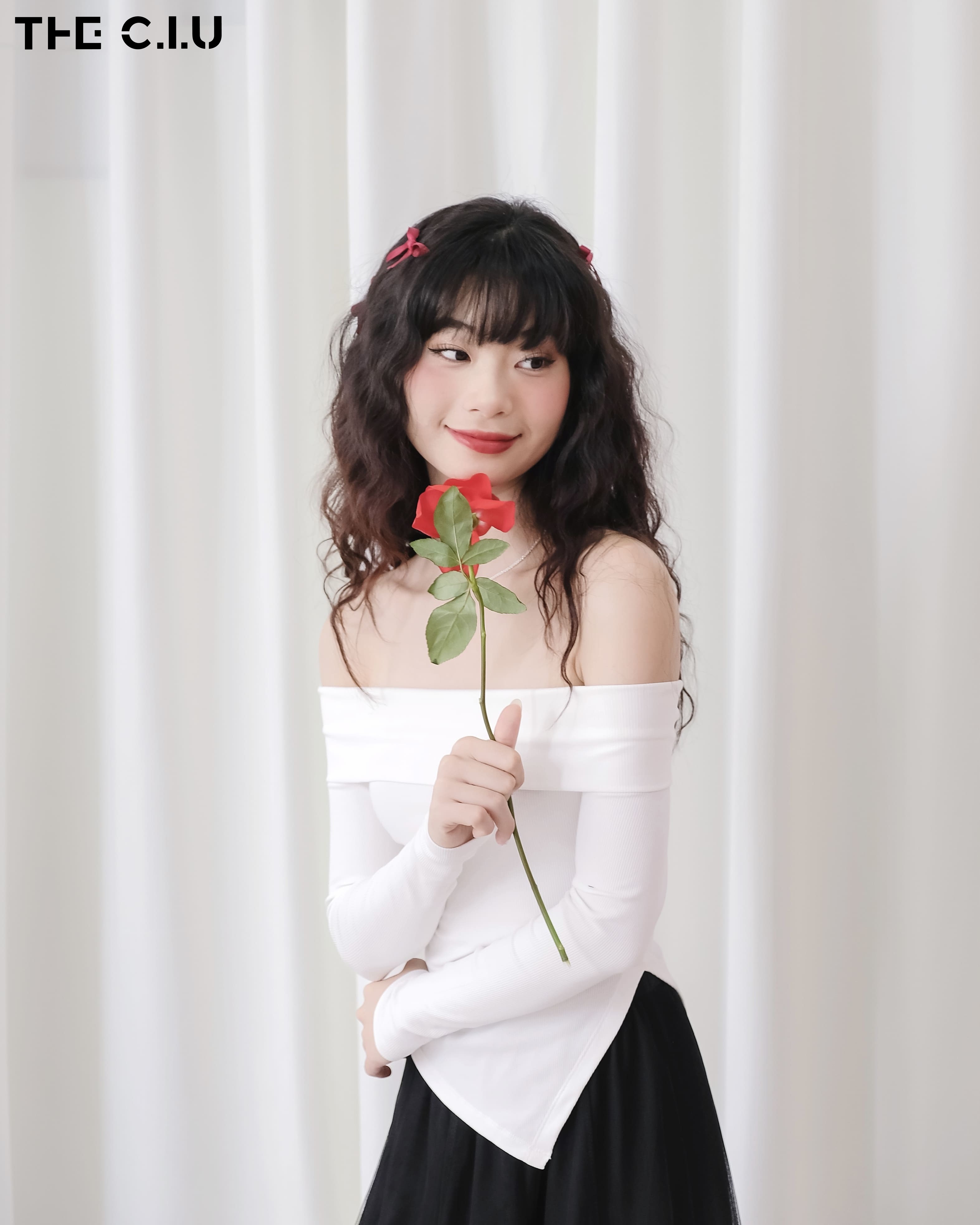 Mẫu áo thun tay dài nữ với thiết kế phần cổ trễ sẽ giúp bạn tôn lên bờ vai thanh mảnh và xương quai xanh quyến rũ