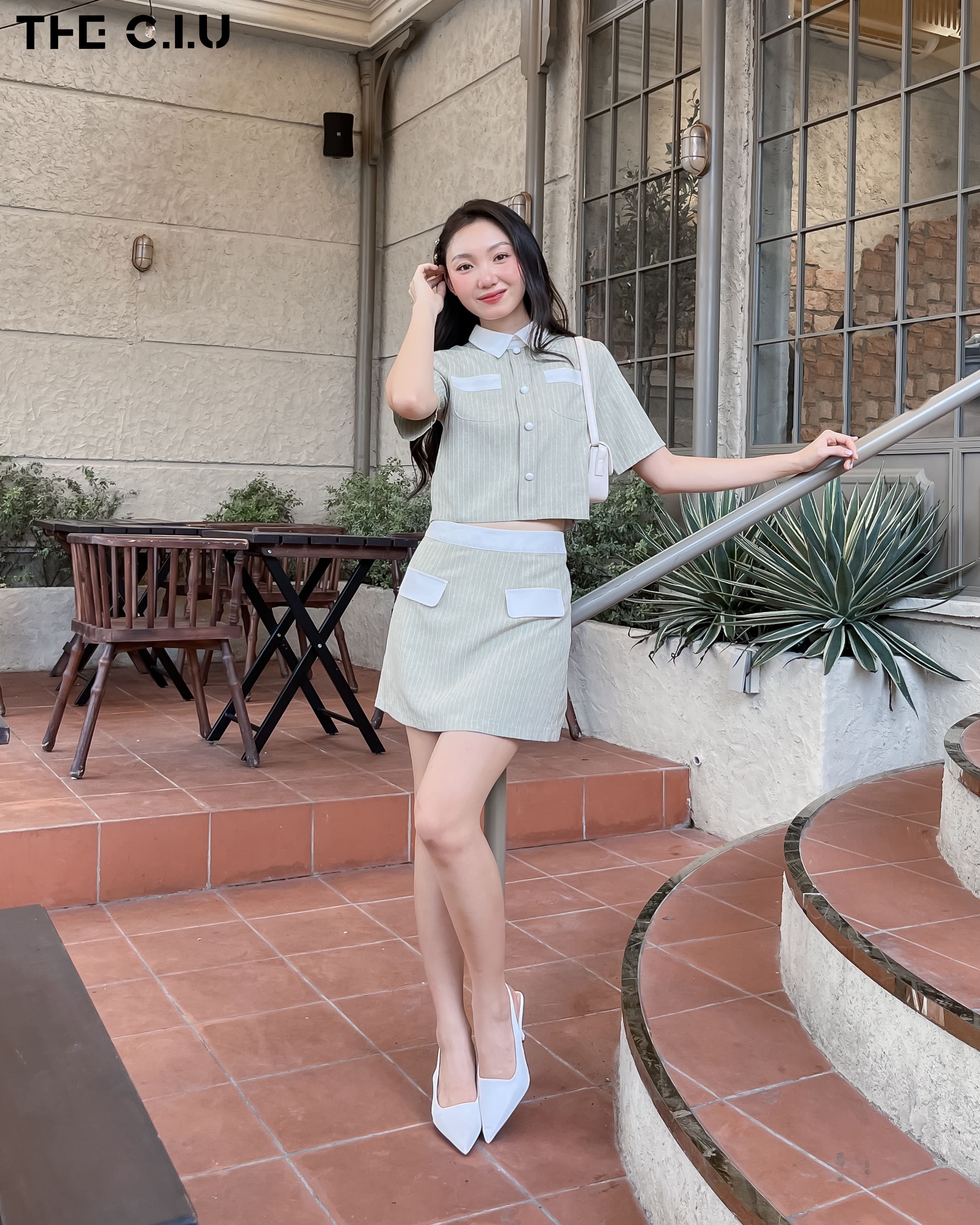 Set áo và chân váy là lựa chọn hàng đầu cho những cô nàng nữ tính, dịu dàng