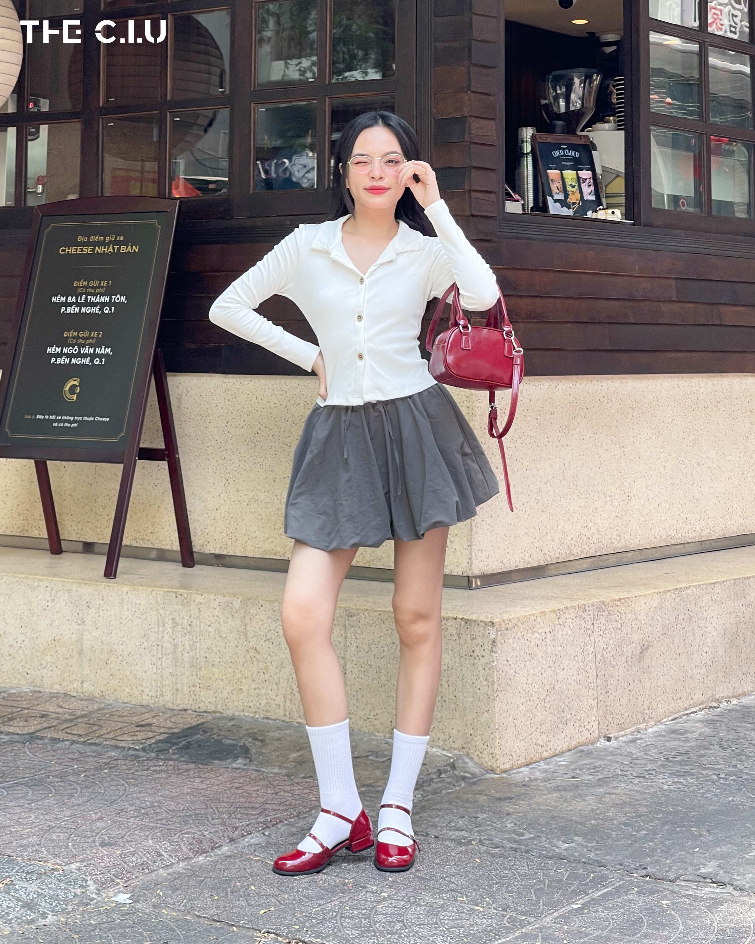 Phối túi xách với quần áo hợp thời trang là một trong những yếu tố quan trọng giúp tạo nên phong cách của bạn