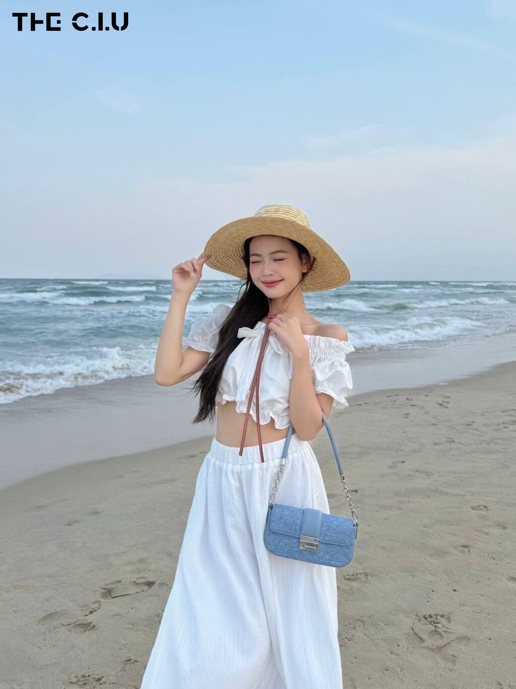 Áo thun nữ hở vai. Áo thun nữ hở vai.