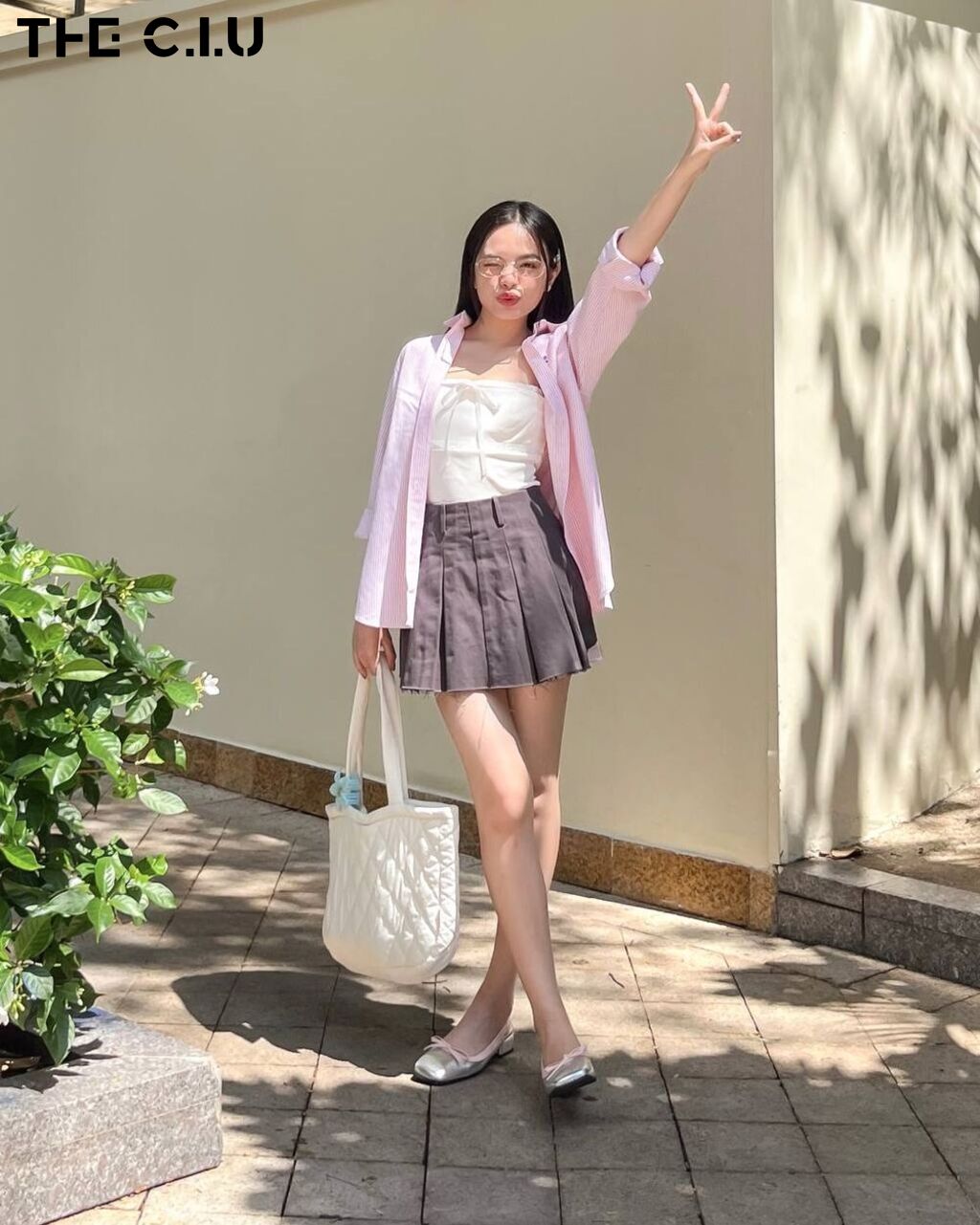 Chỉ cần khoác nhẹ chiếc áo sọc bên ngoài, bạn có ngay set đồ trẻ trung hợp xu hướng.