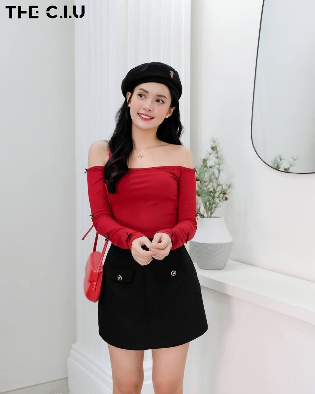 Venusa với chi tiết nơ độc đáo trên tay áo.