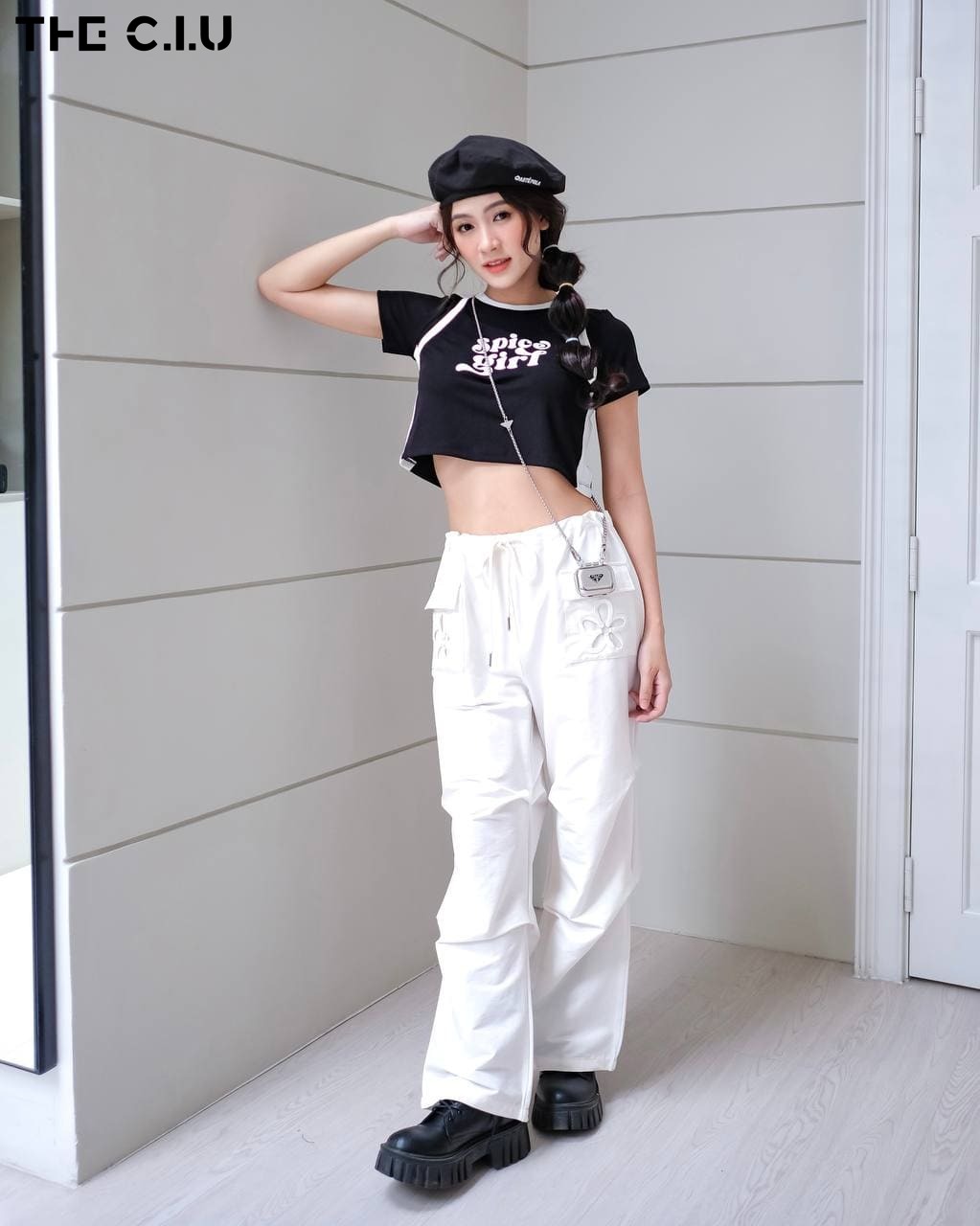 Mix áo croptop và quần jogger cho outfit mùa hè cá tính