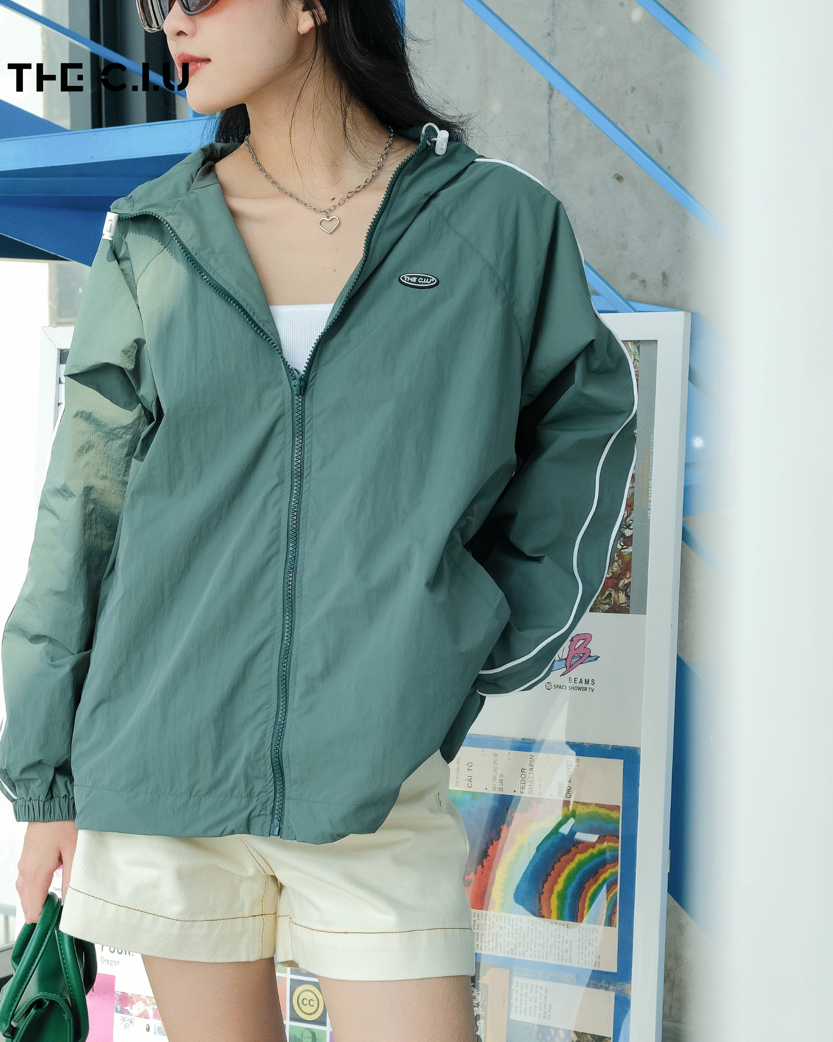 Áo khoác xanh rêu mang lại cảm giác của sự trầm lắng và thanh bình. 