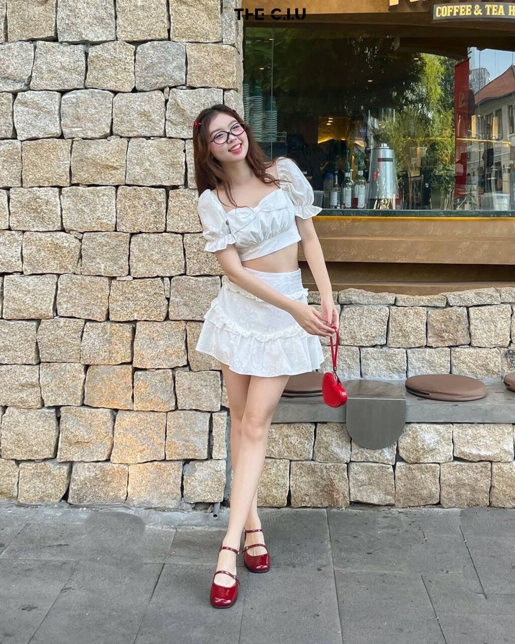 Chân váy trắng chữ A.