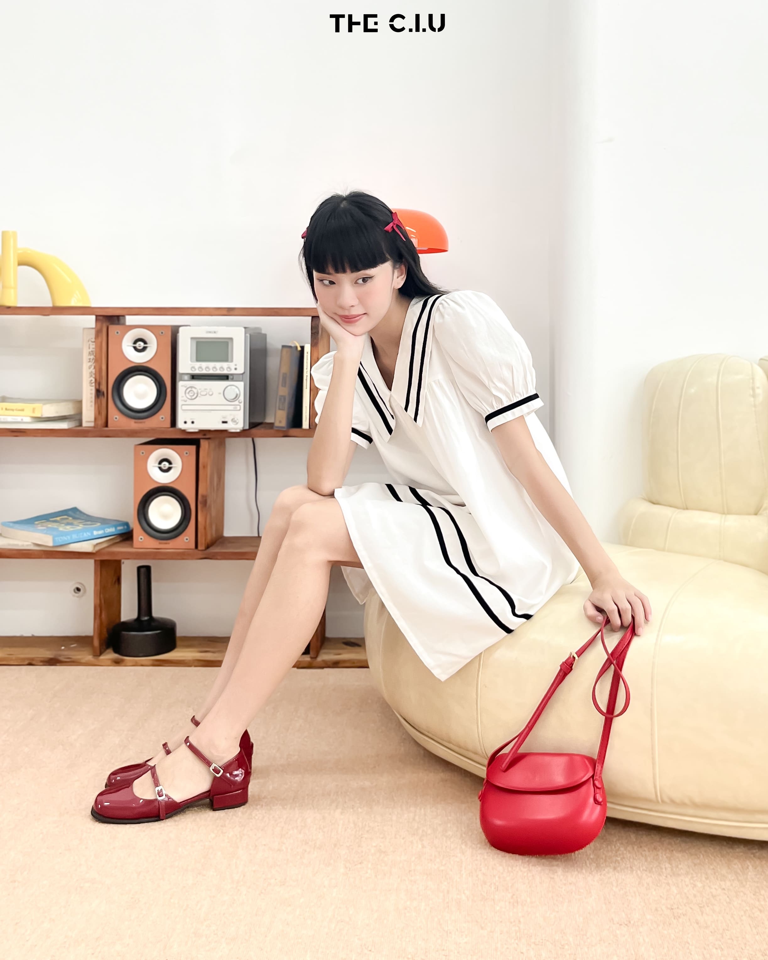 Hãy chọn những gam màu nhẹ nhàng và tạo độ bóng cho đôi môi 
