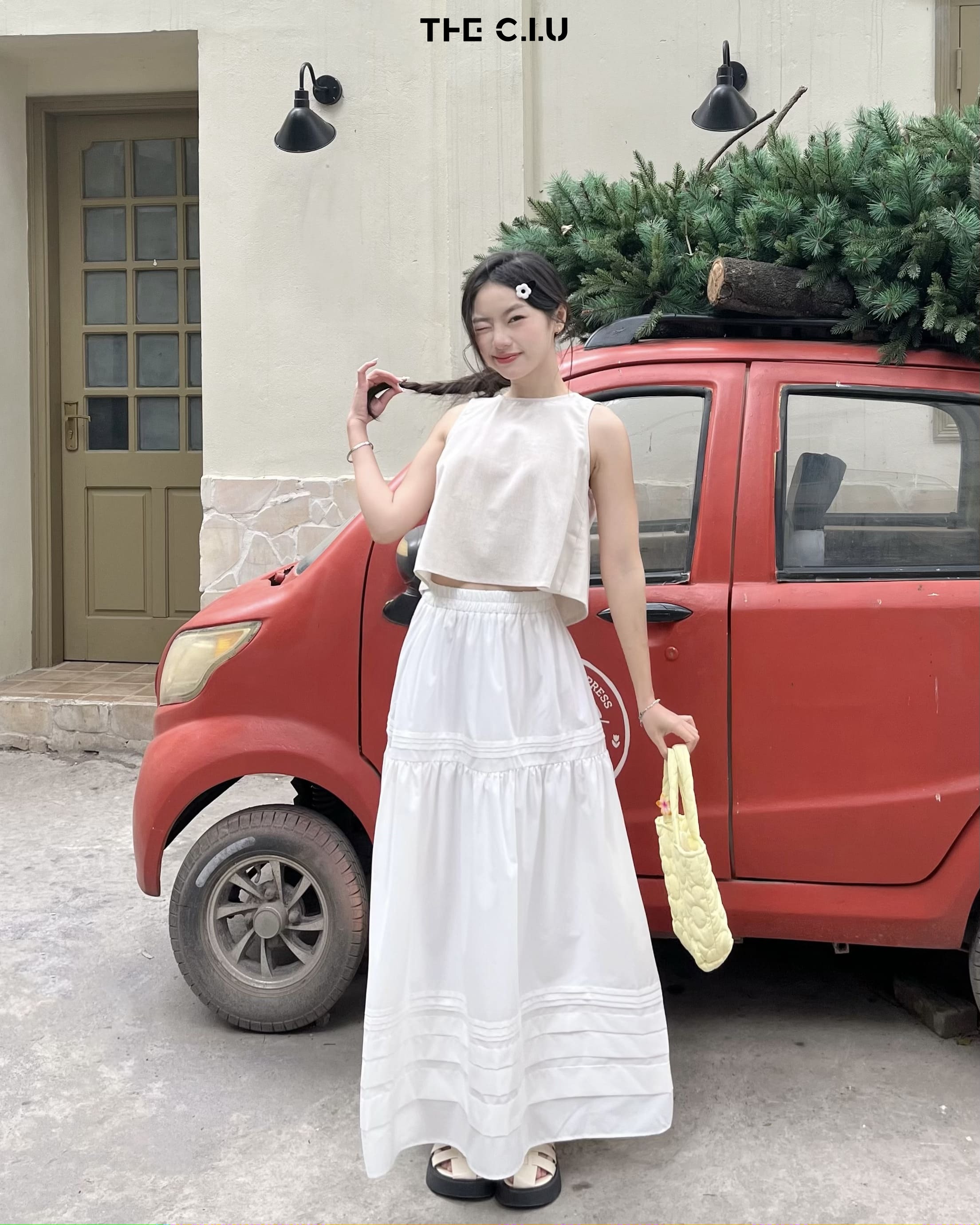 Chân váy dài trắng phối cùng áo cộc tay đơn giản