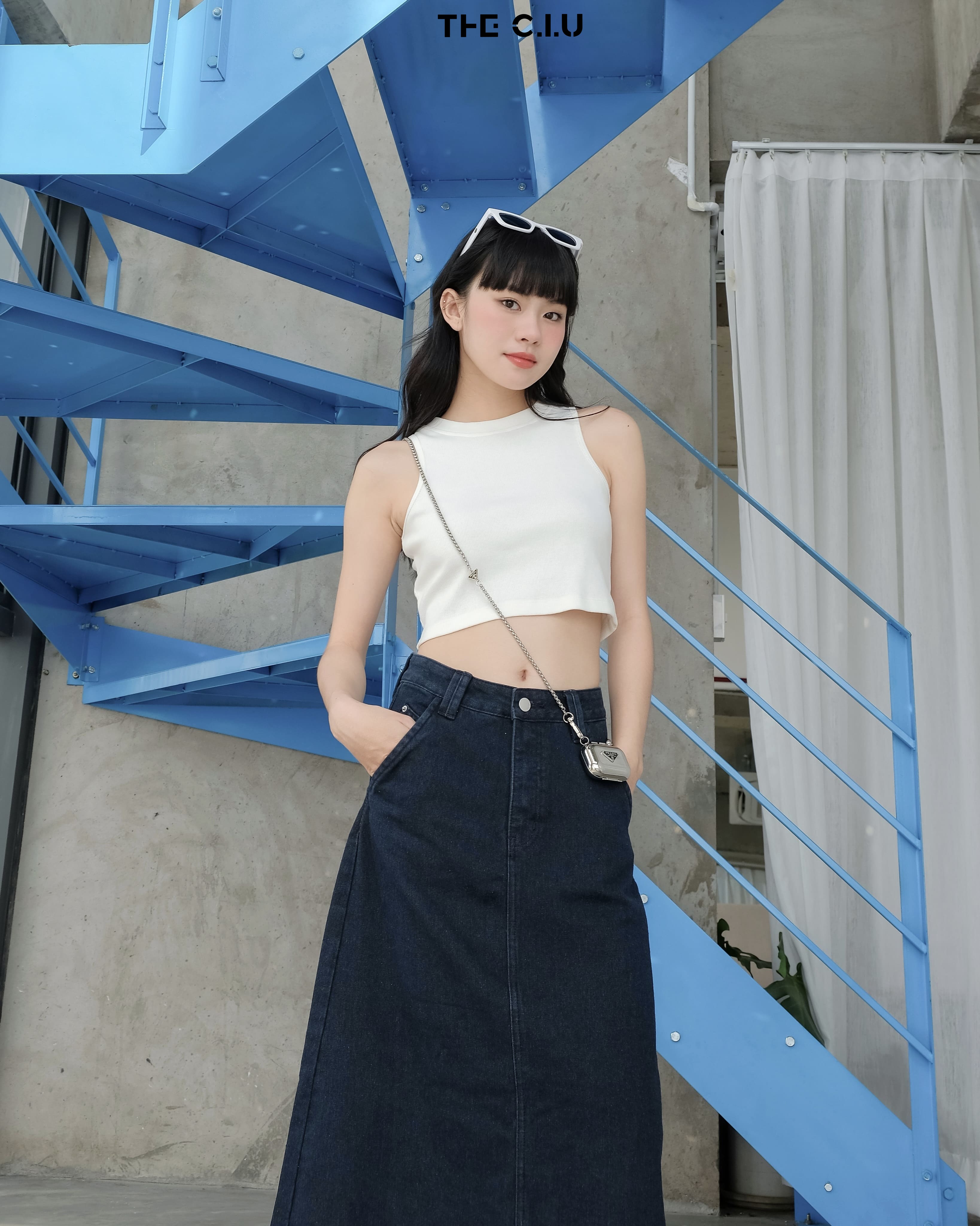 Phối váy jean dài với áo tank top