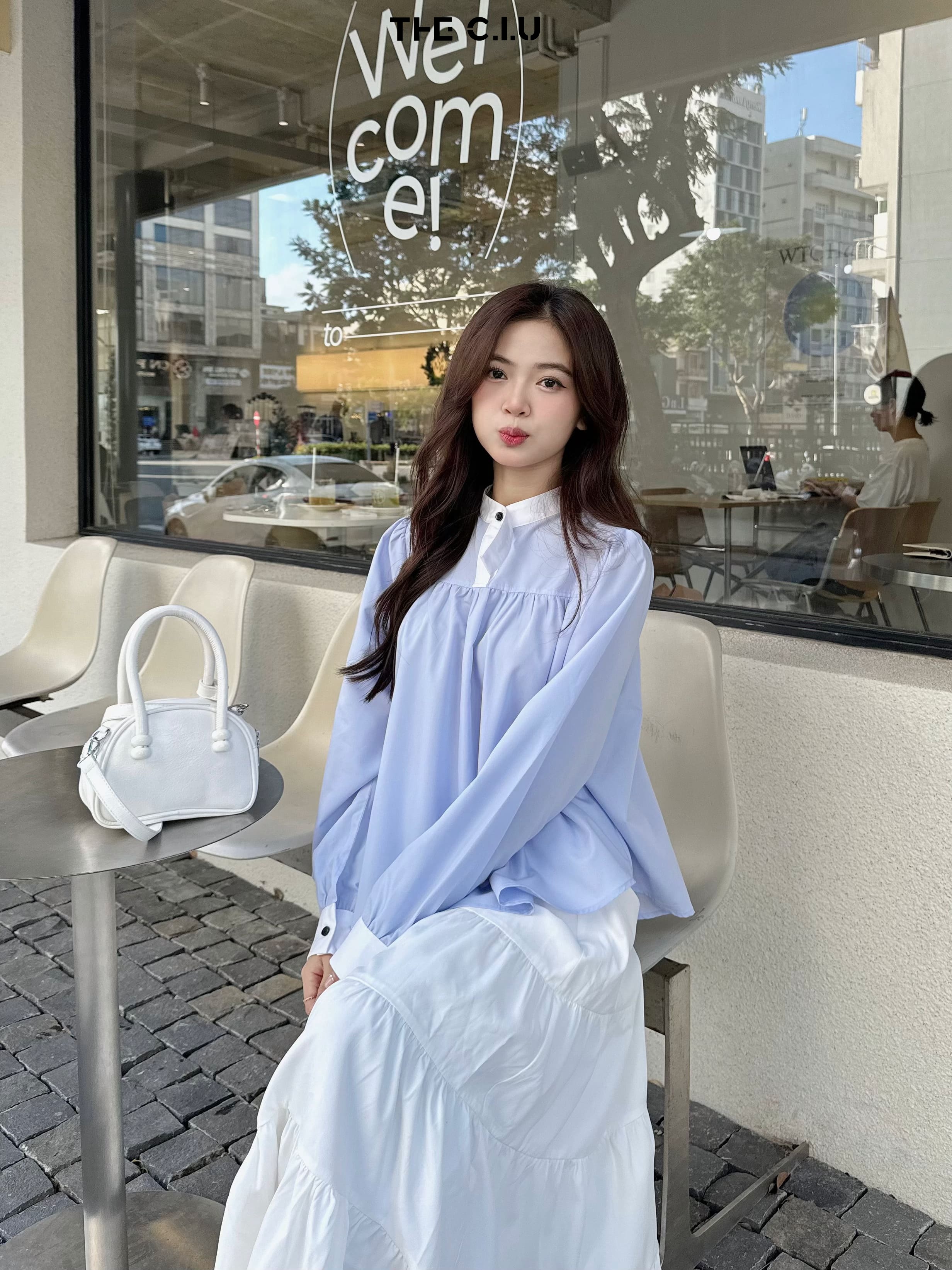 Chân váy mix với áo sơ mi