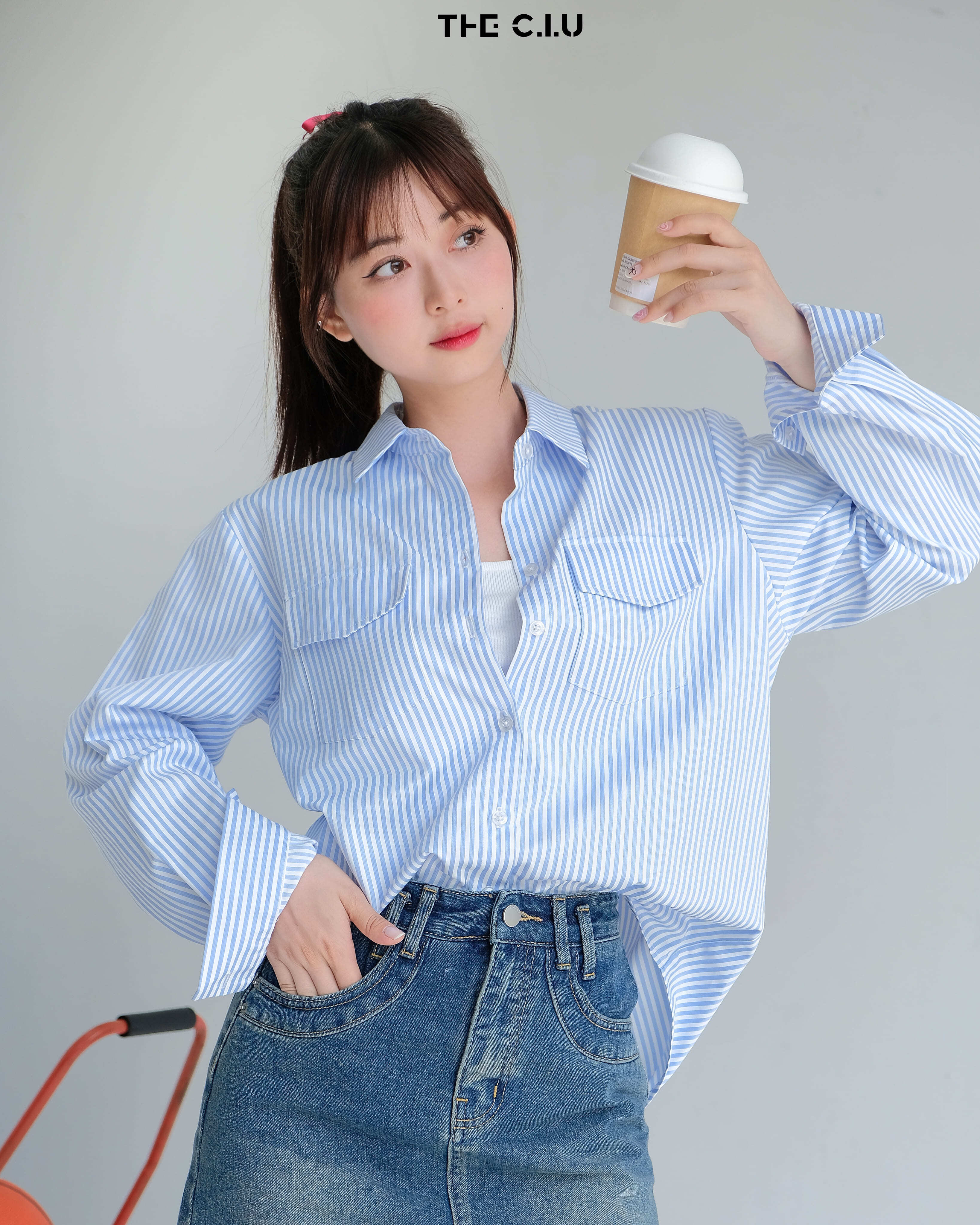 Phối chân váy cùng áo sơ mi luôn là lựa chọn an toàn