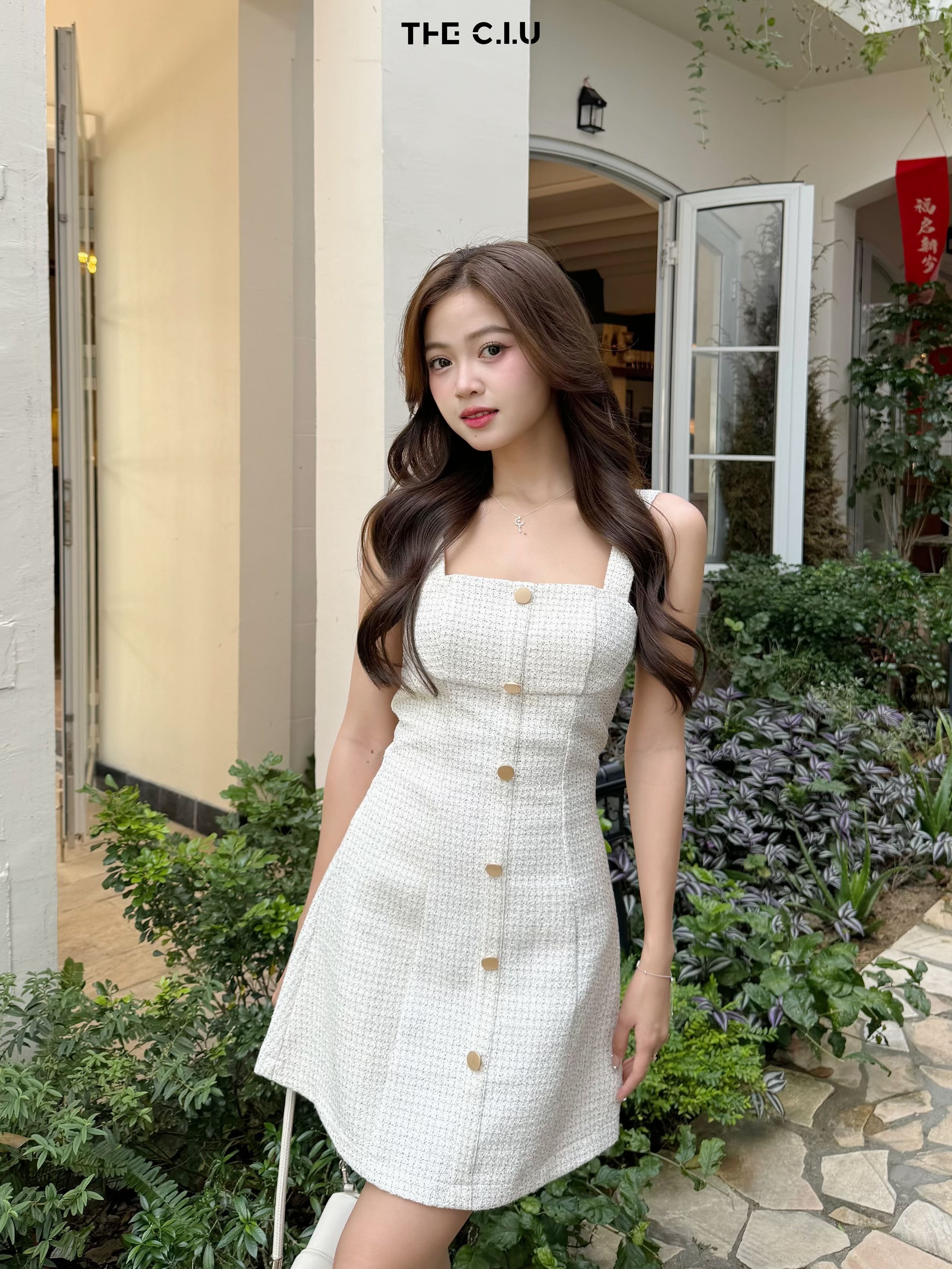 Nếu bạn tham dự một sự kiện trang trọng như đám cưới, kiểu tóc uốn xoăn sẽ là lựa chọn tuyệt vời