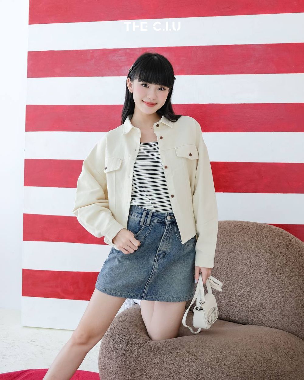 Dáng váy jean ôm nhẹ chẳng bao giờ sợ lỗi mốt
