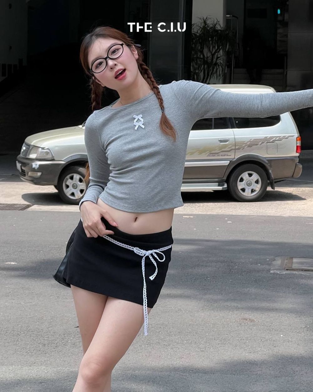 Ở Sài Gòn, thời tiết dạo này khá nắng nóng, nàng vẫn muốn diện một bộ trang phục ra đường có thể che chắn tốt thì đừng quên lựa chọn áo thun tay dài. Chất liệu mỏng nhẹ, ôm body để khéo léo khoe dáng. Cộng thêm chân váy đen đơn giản, ôm body. Vậy là đủ ăn đứt điểm mặc đẹp dạo phố.