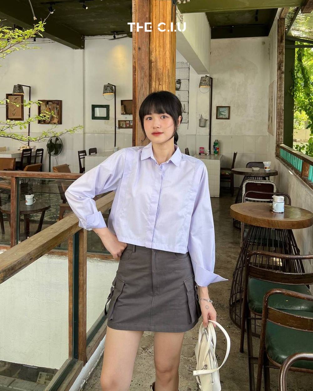 Chân váy ôm ngắn nhưng dạng túi hộp