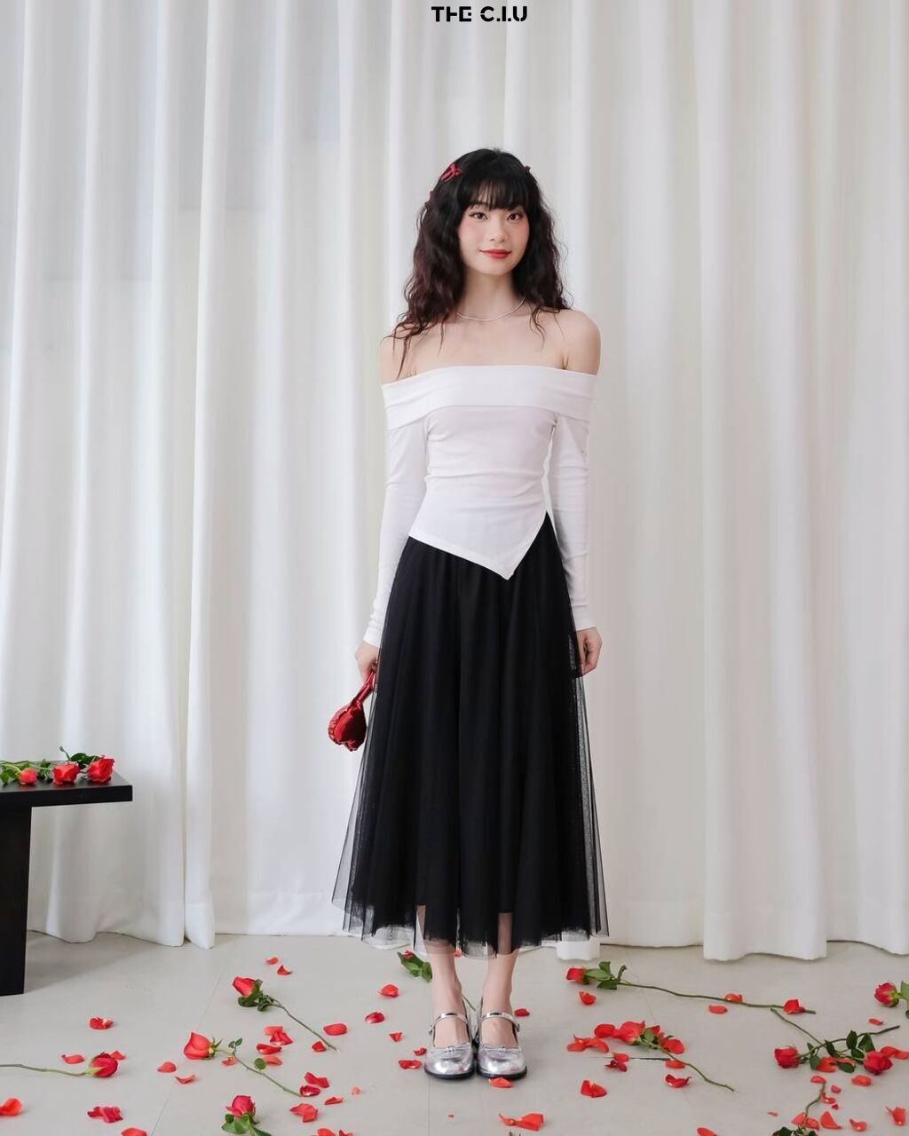 Cách phối chân váy midi xếp ly.