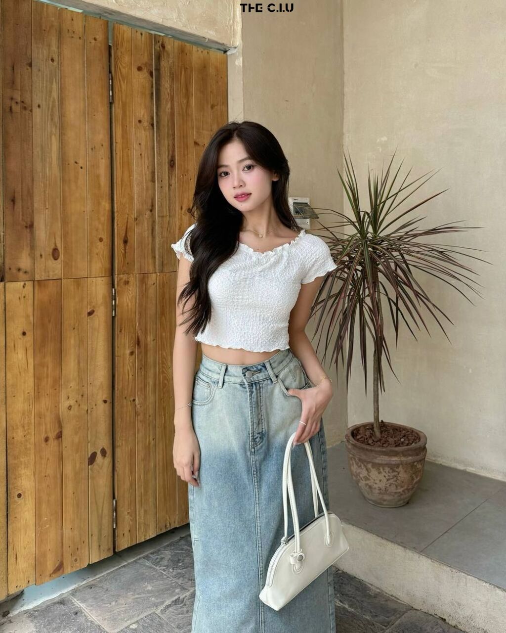 Đến nửa cuối năm, kiểu dáng váy cứng cáp, suông gọn lại được ưa chuộng hơn.
