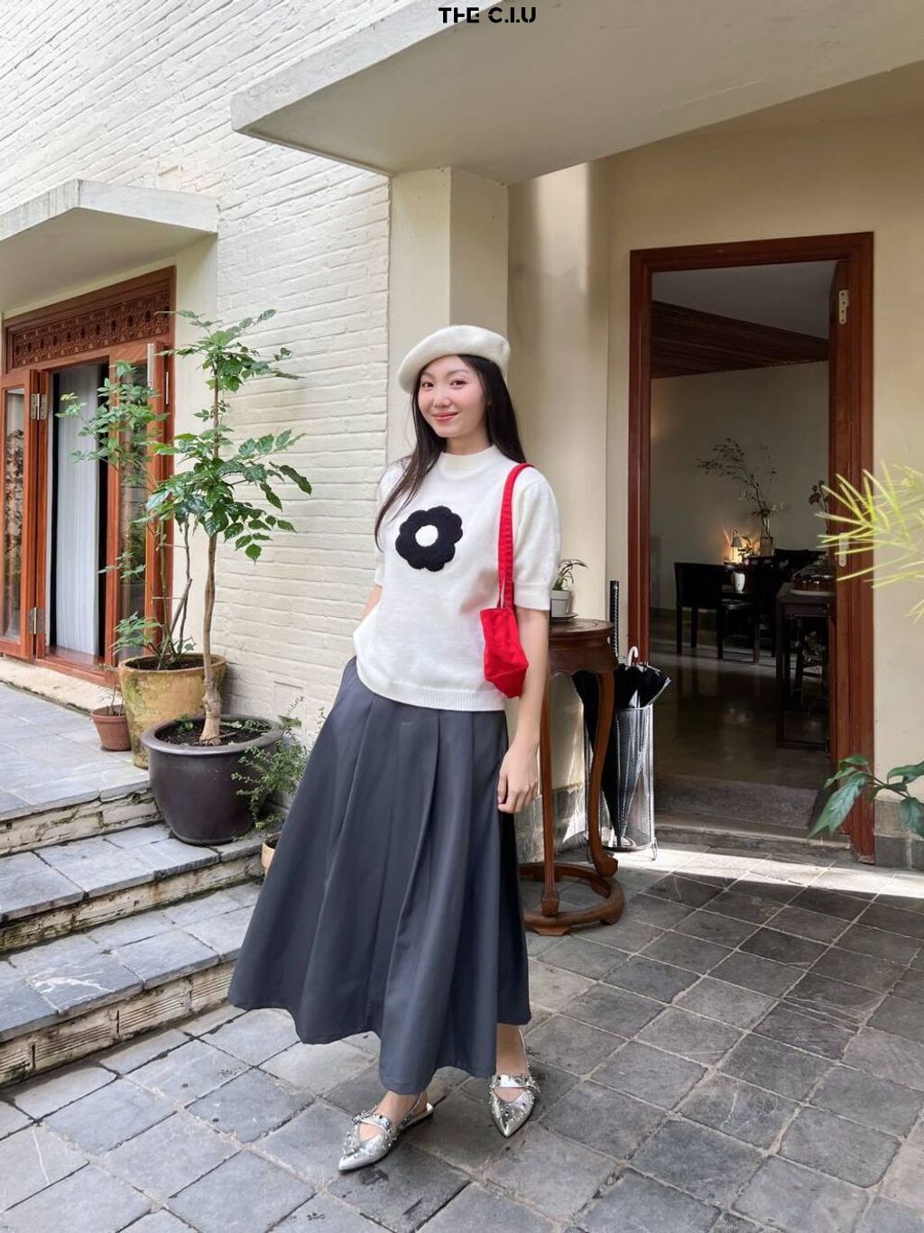 Phối với áo thun là cách đơn giản và phổ biến nhất.