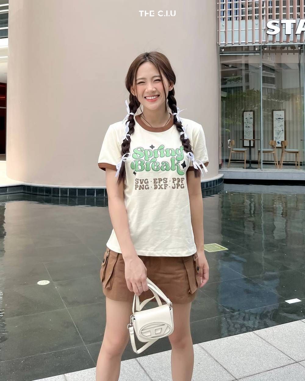 Chân váy ôm ngắn kết hợp áo phông năng động