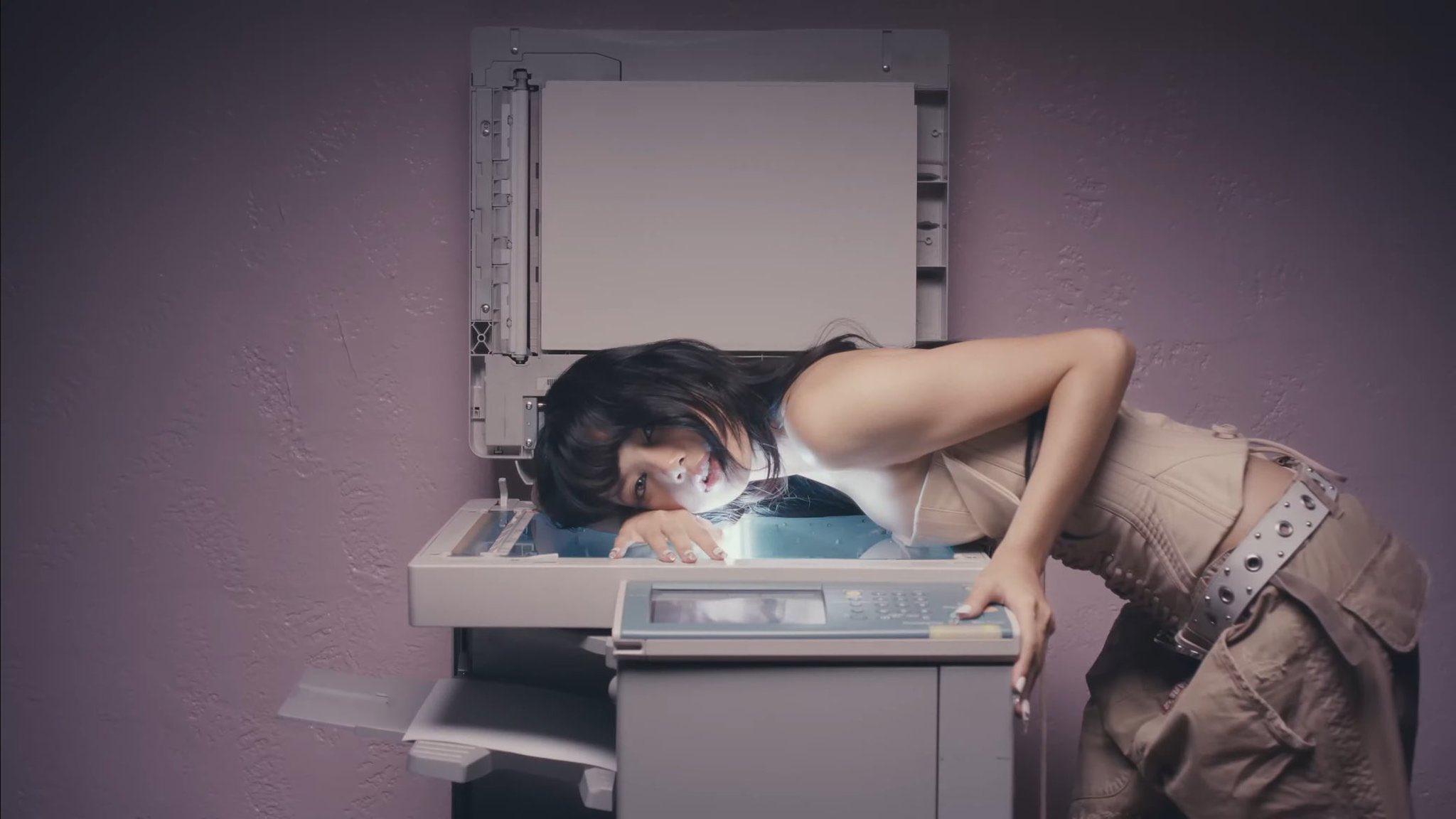 Thương hiệu xa xỉ DSQUARED2 xuất hiện trong MV "New Women" của Lisa. Mixmatch ăn ý với phong cách đường phố bụi bặm, mang đến cho cô nàng vẻ ngoài cực cá tính