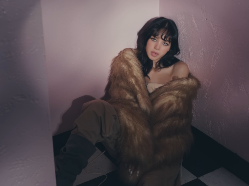 Phong cách Y2K được lăng xê hết mức