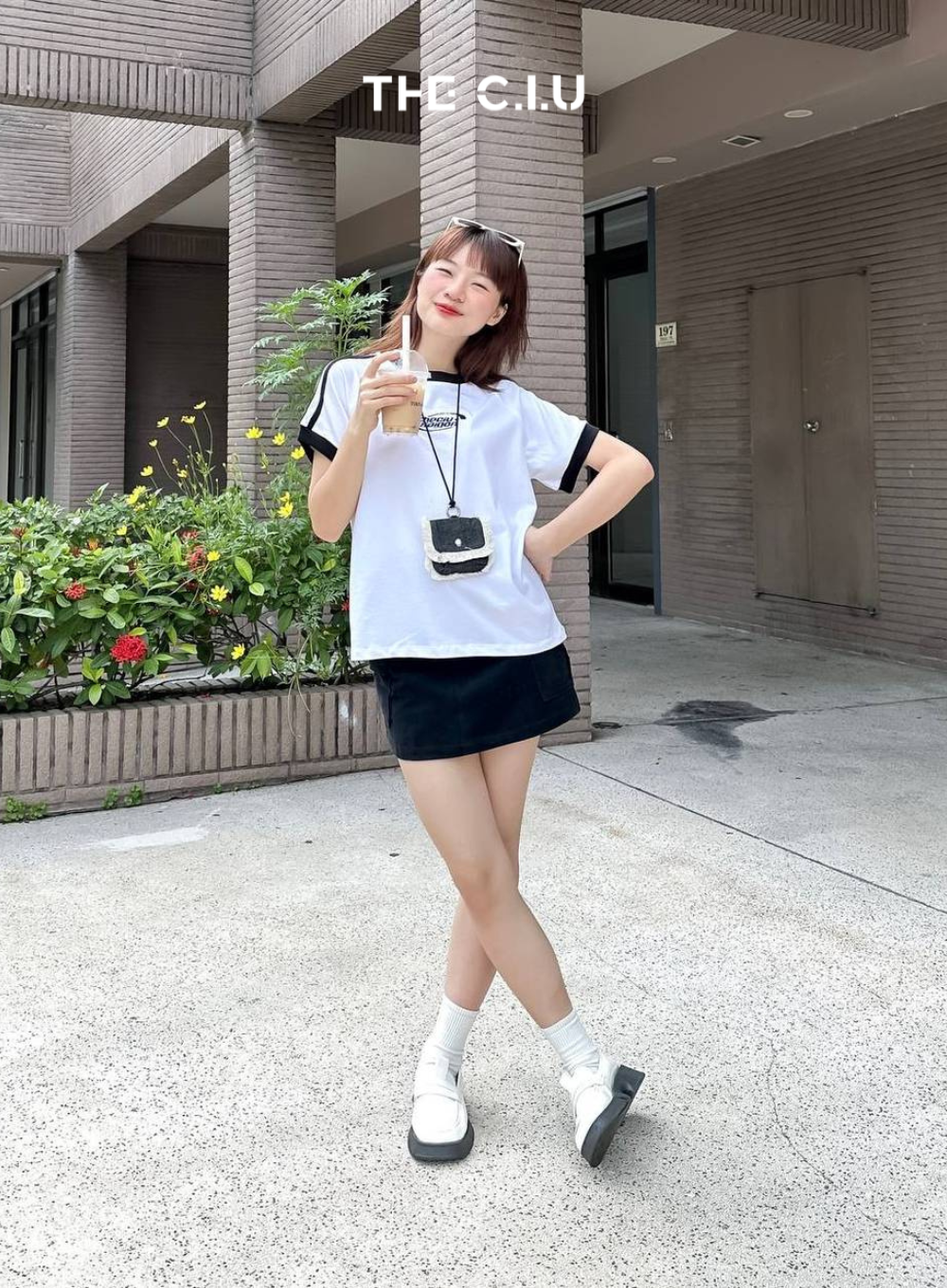 Kiểu dáng basic, màu đen chắc chắn đây là item "chân ái" không thể thiếu trong tủ đồ của chị em