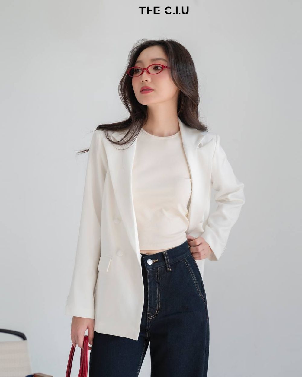 Kết hợp cùng áo blazer toát lên nét thanh lịch 