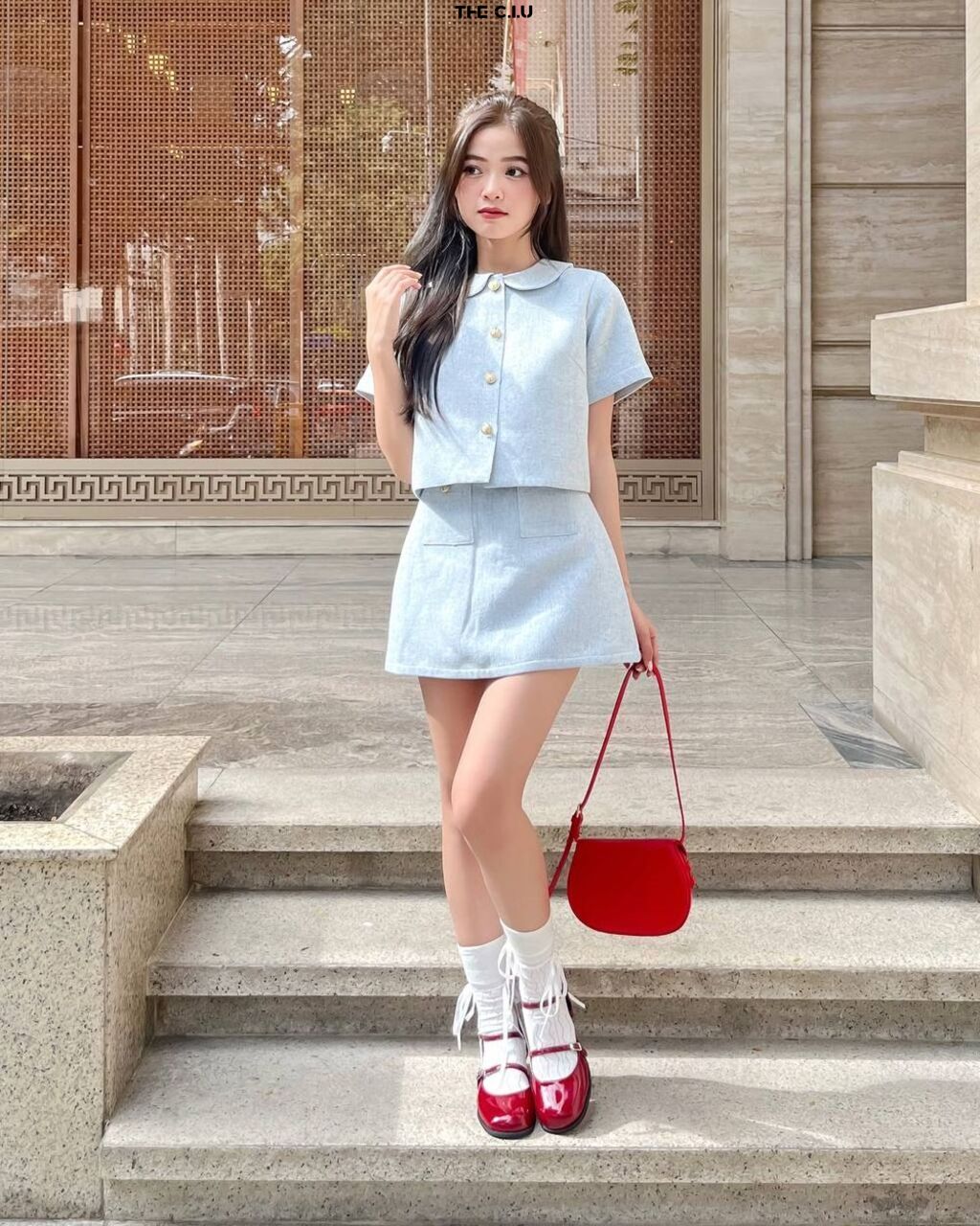 Kiểu dáng khác lịch sự hơn nhưng không kém phần trẻ trung, thời thượng.