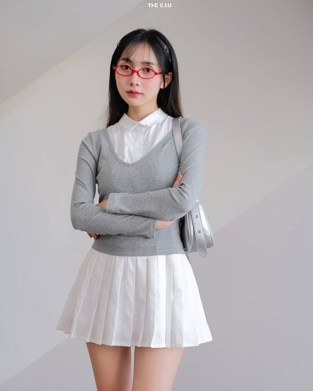 Phối một chiếc len mỏng bên ngoài là bạn có ngay outfit xinh xắn để đi học, đi làm.